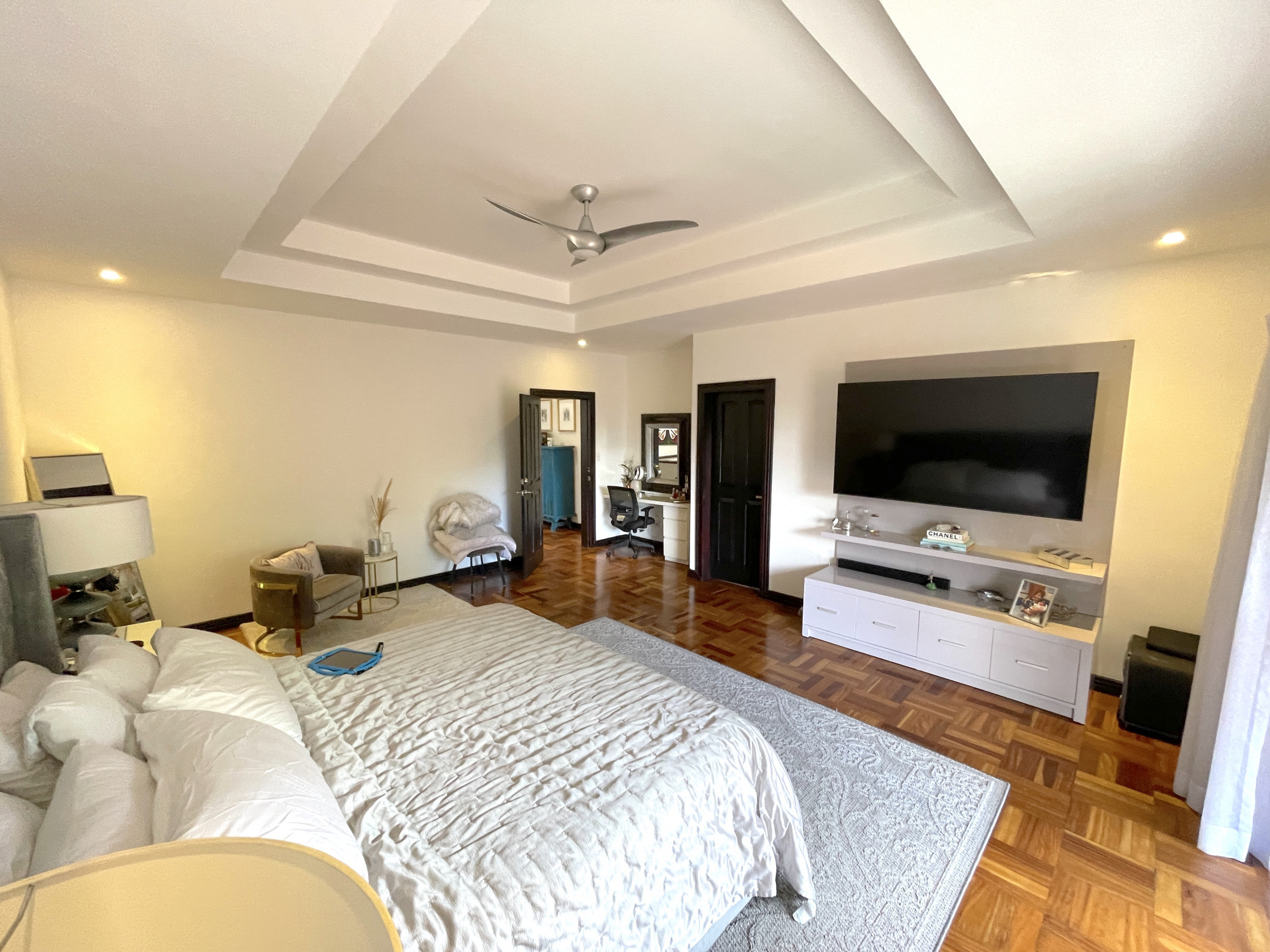 Ample House in Gated Community with 24/7 Security, Private Pool, and Jacuzzi in Escazu