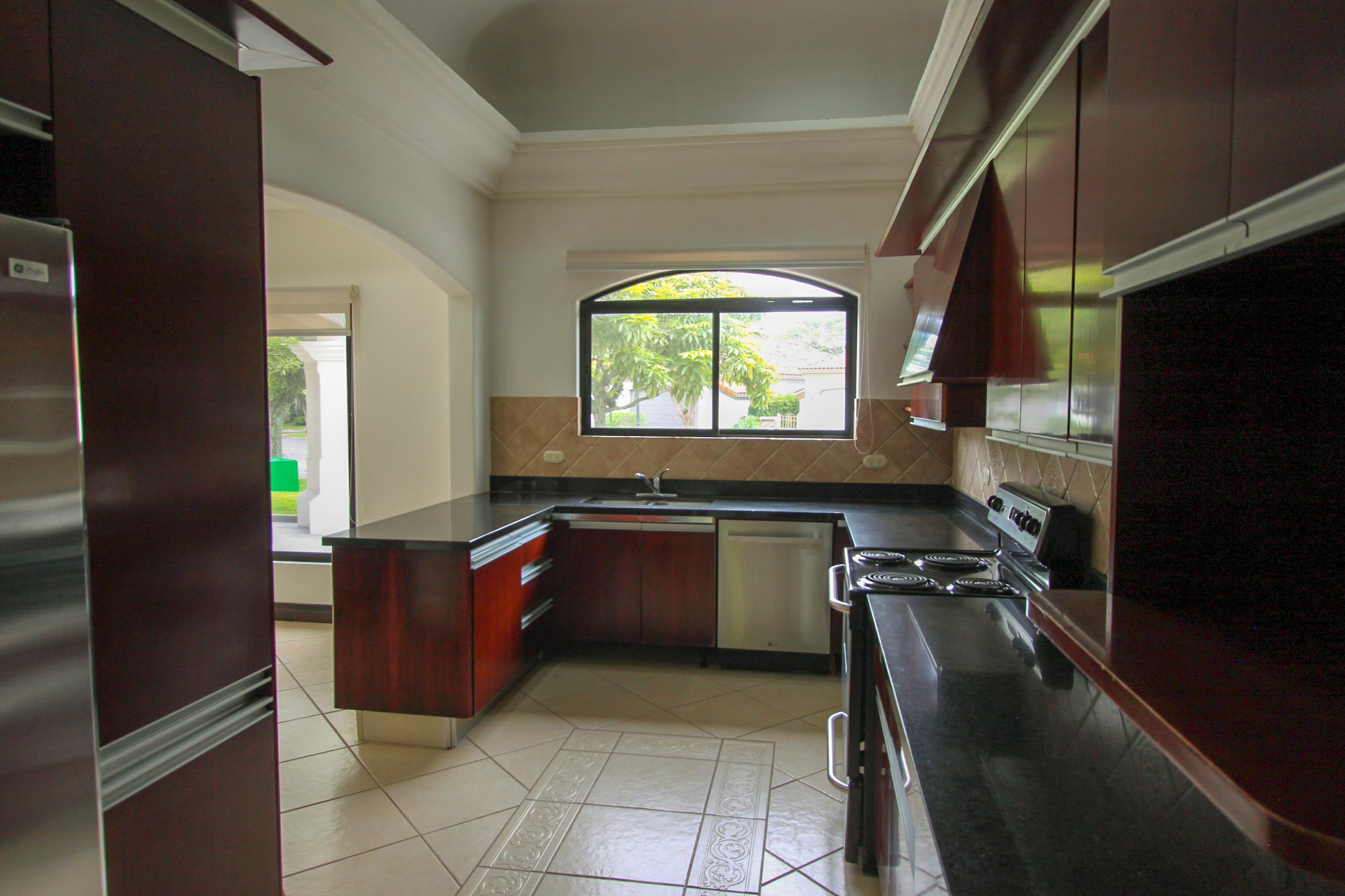 House for sale or rent, single-story, in the Bosques Lindora condominium, Santa Ana. RENTED