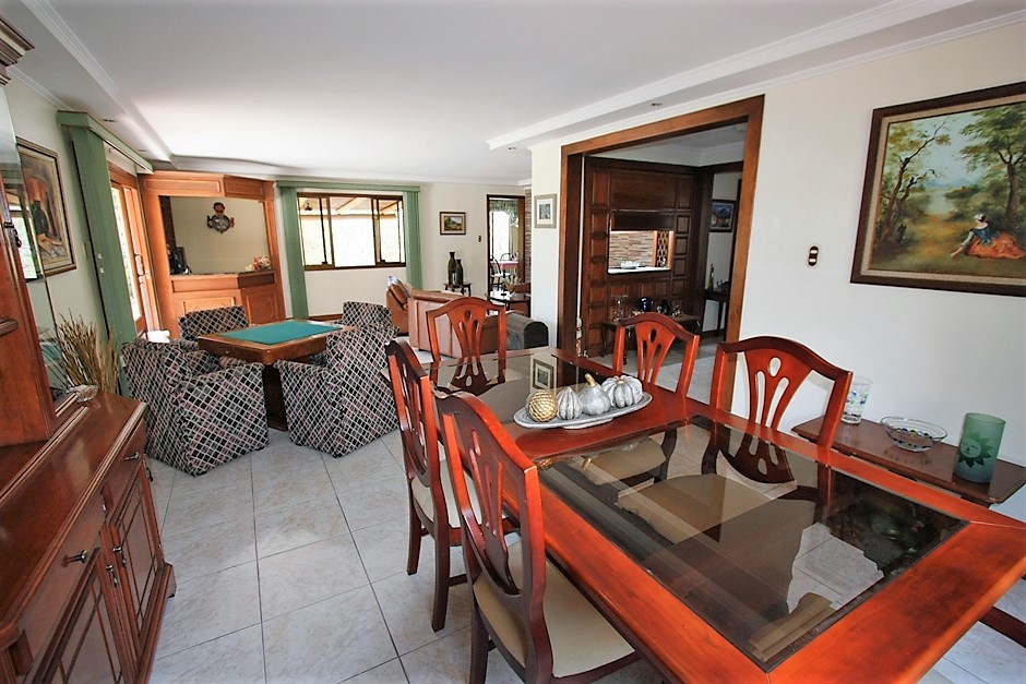 Ciudad Colon, property for sale with 4 houses, with 2,7 acres land