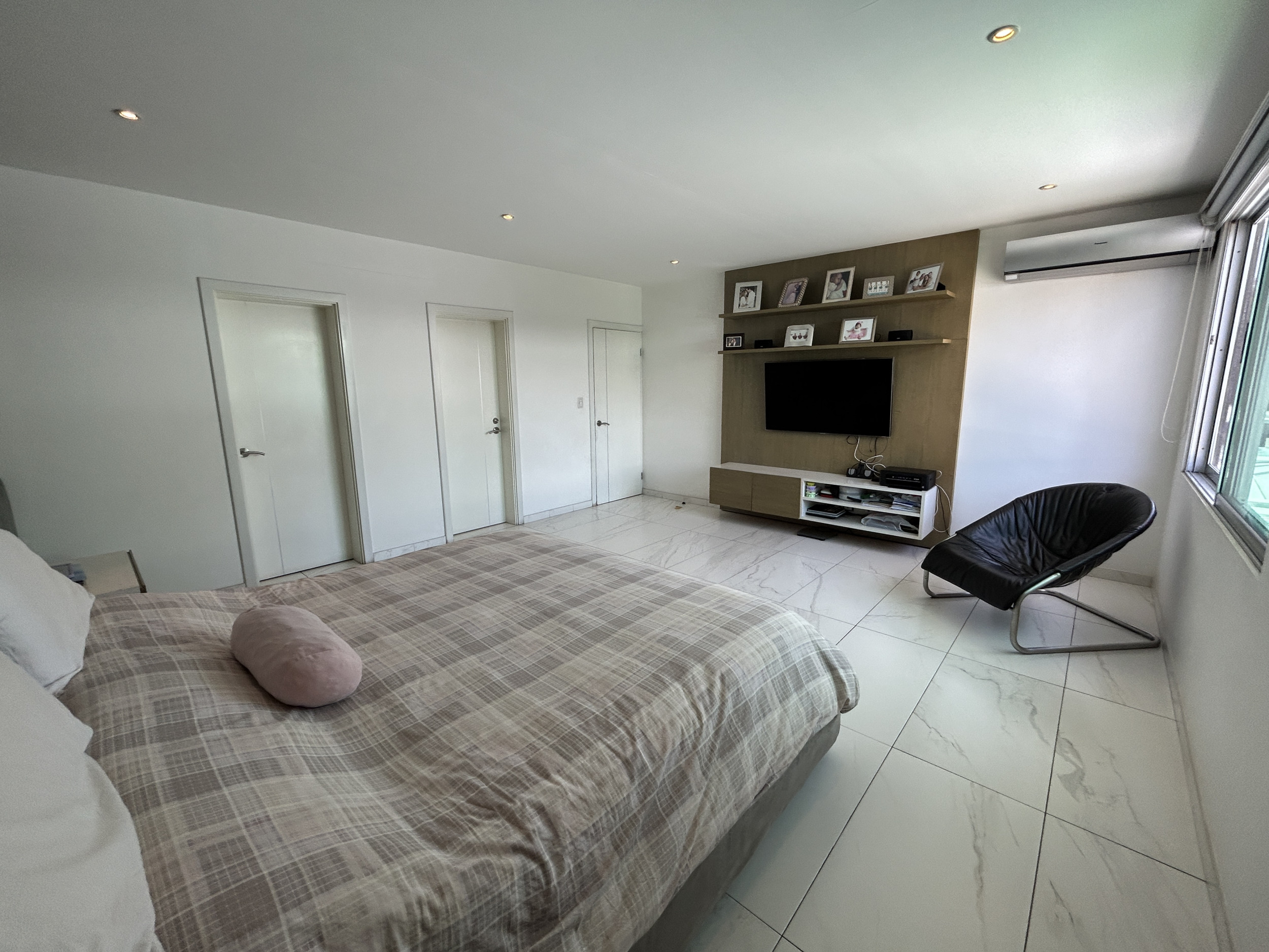 Contemporary House for Sale in Gated Community in Santa Ana