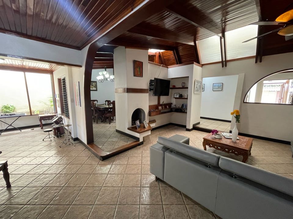 Elegant one-story house in Los Laureles de Escazu with a pool for your enjoyment SOLD