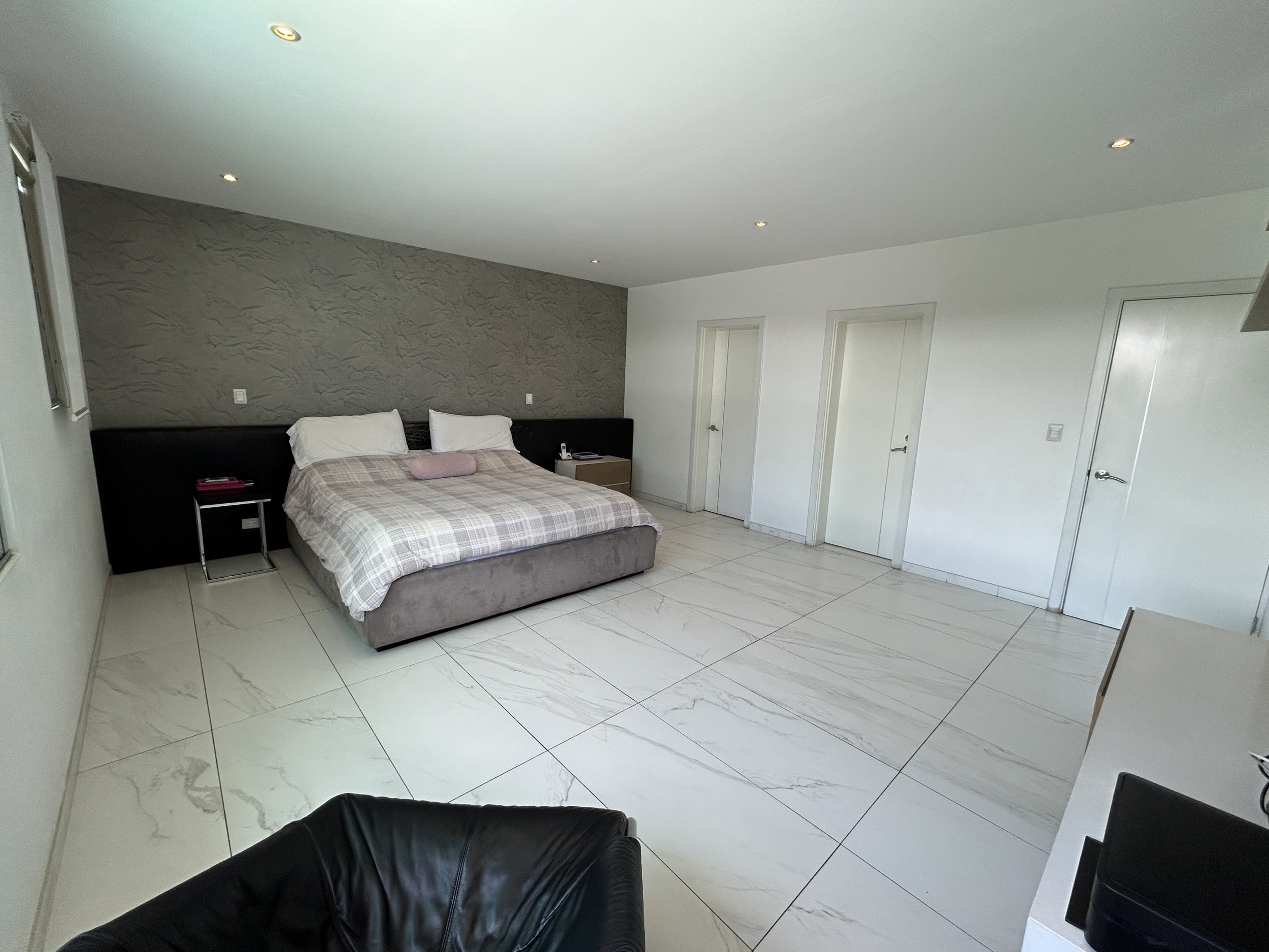 Contemporary House for Sale in Gated Community in Santa Ana