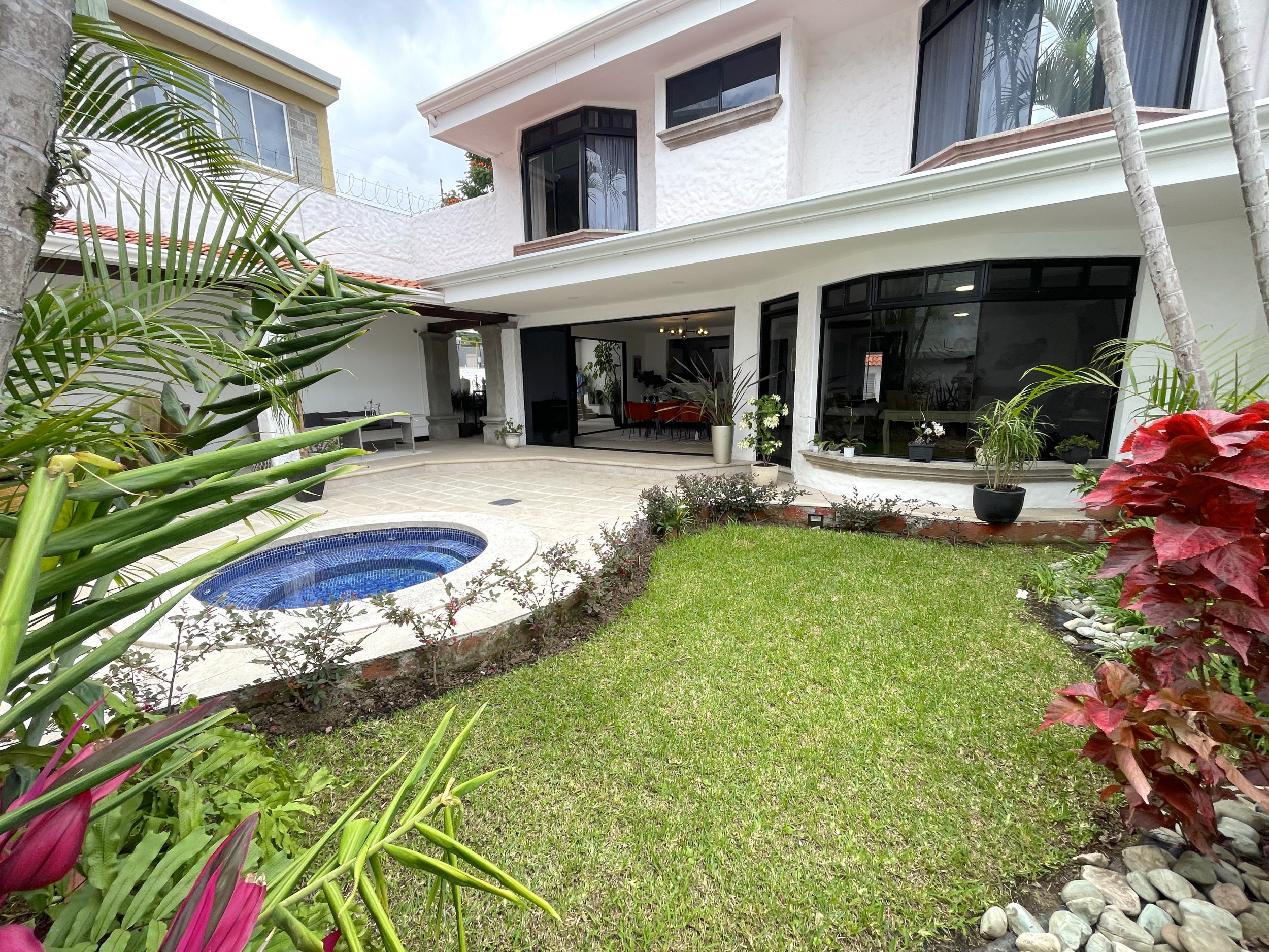 Ample House in Gated Community with 24/7 Security, Private Pool, and Jacuzzi in Escazu