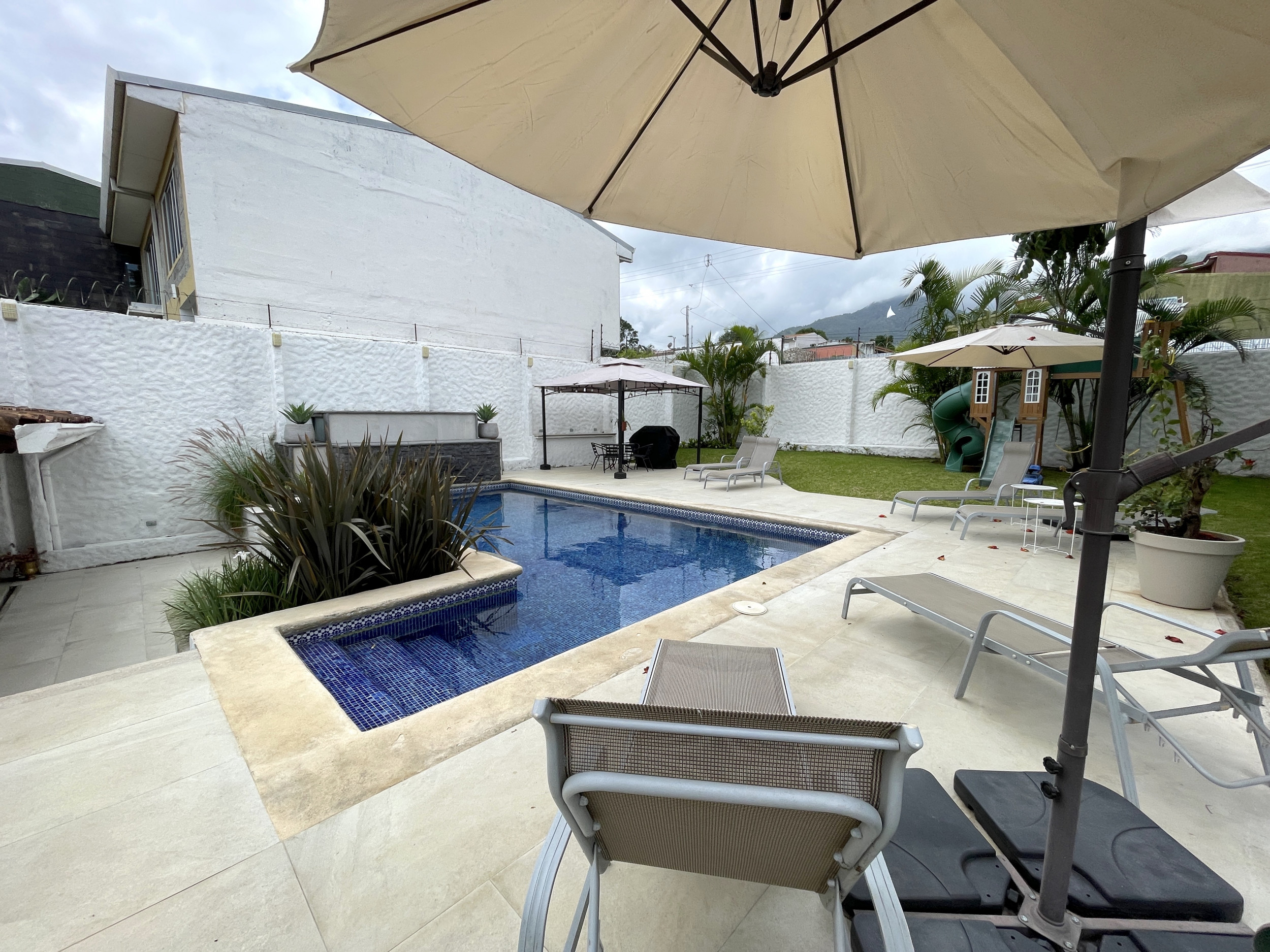 Ample House in Gated Community with 24/7 Security, Private Pool, and Jacuzzi in Escazu