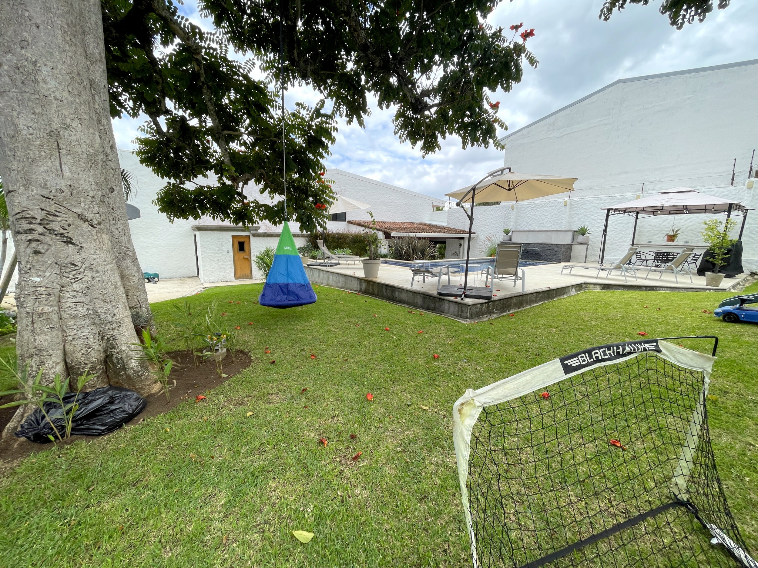 Ample House in Gated Community with 24/7 Security, Private Pool, and Jacuzzi in Escazu