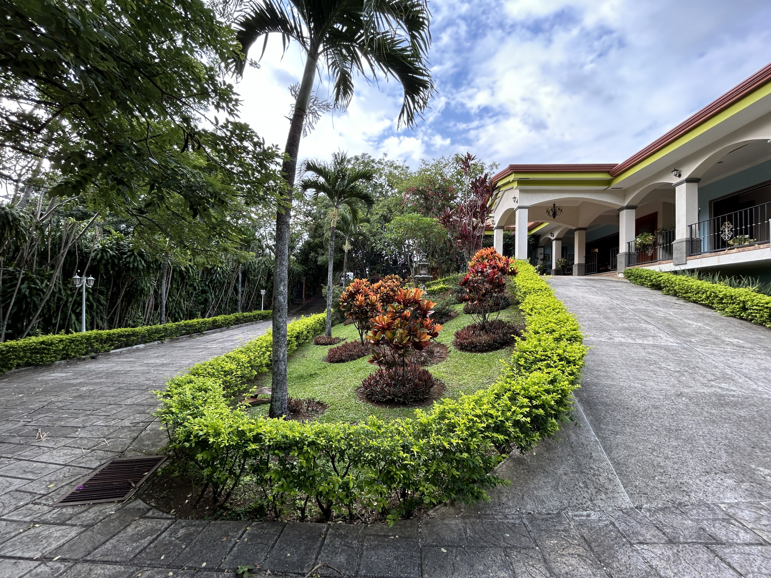 Serenity and Style: Captivating Single-Story Residence with Panoramic Garden Views in Central Ciudad Colón