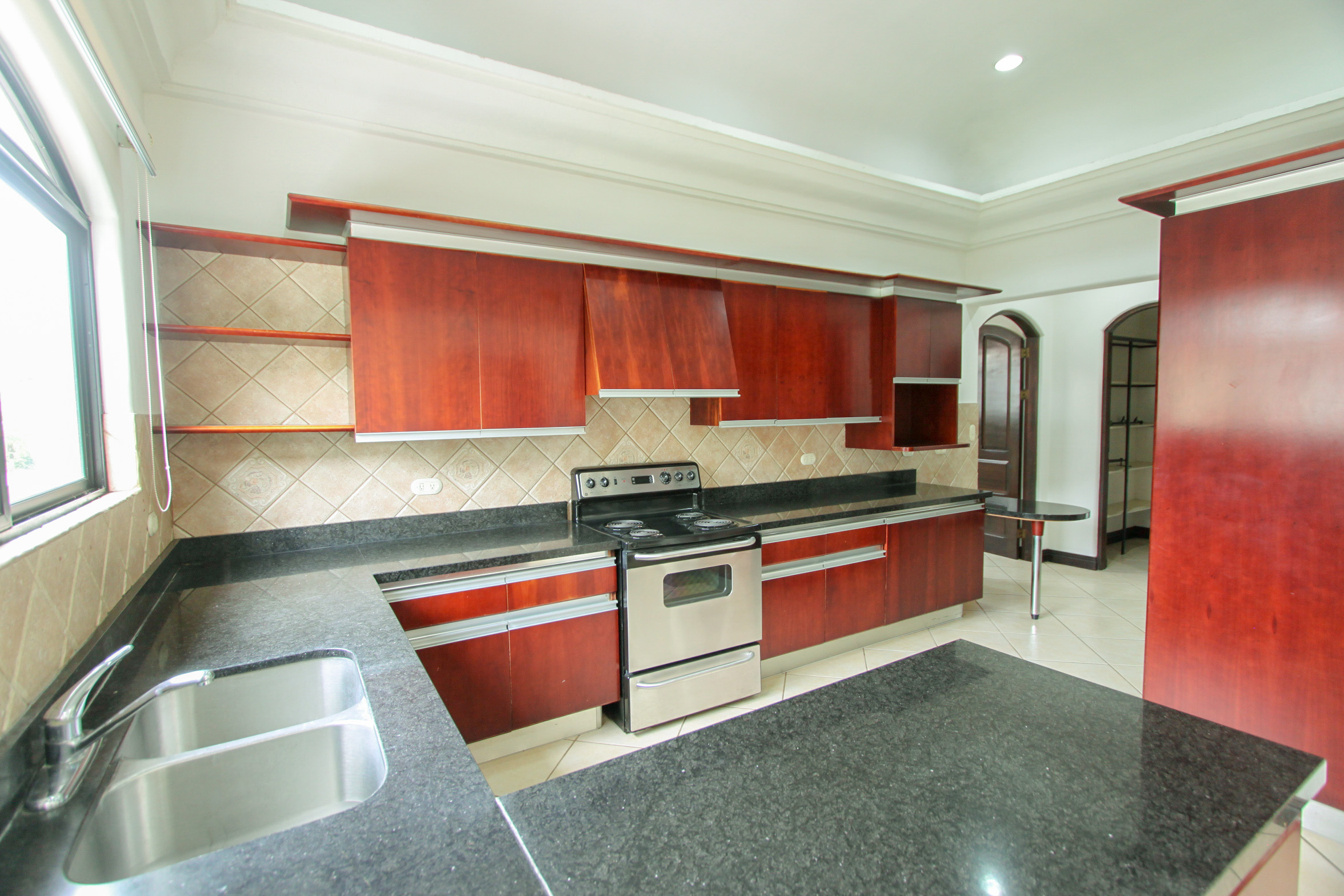 House for sale or rent, single-story, in the Bosques Lindora condominium, Santa Ana. RENTED