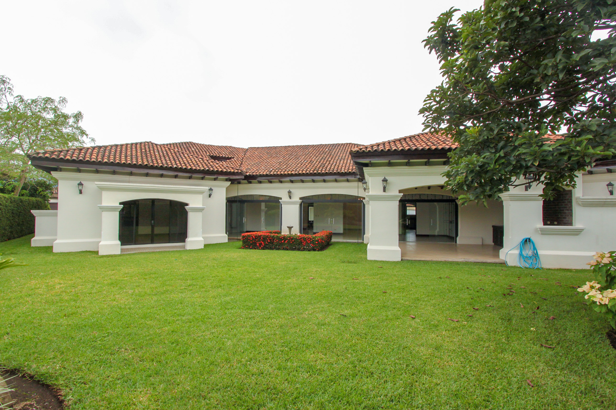 House for sale or rent, single-story, in the Bosques Lindora condominium, Santa Ana. RENTED