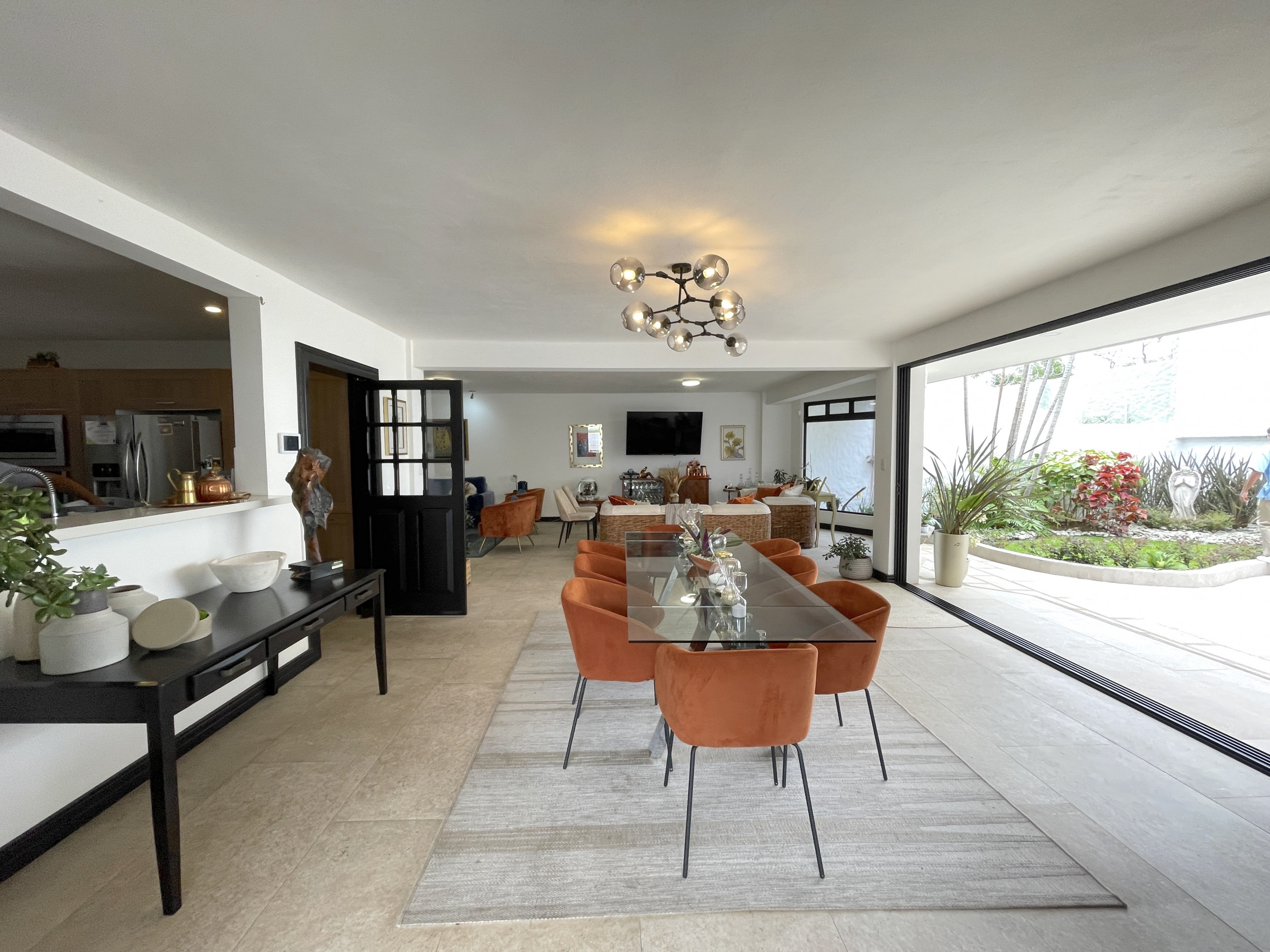 Ample House in Gated Community with 24/7 Security, Private Pool, and Jacuzzi in Escazu