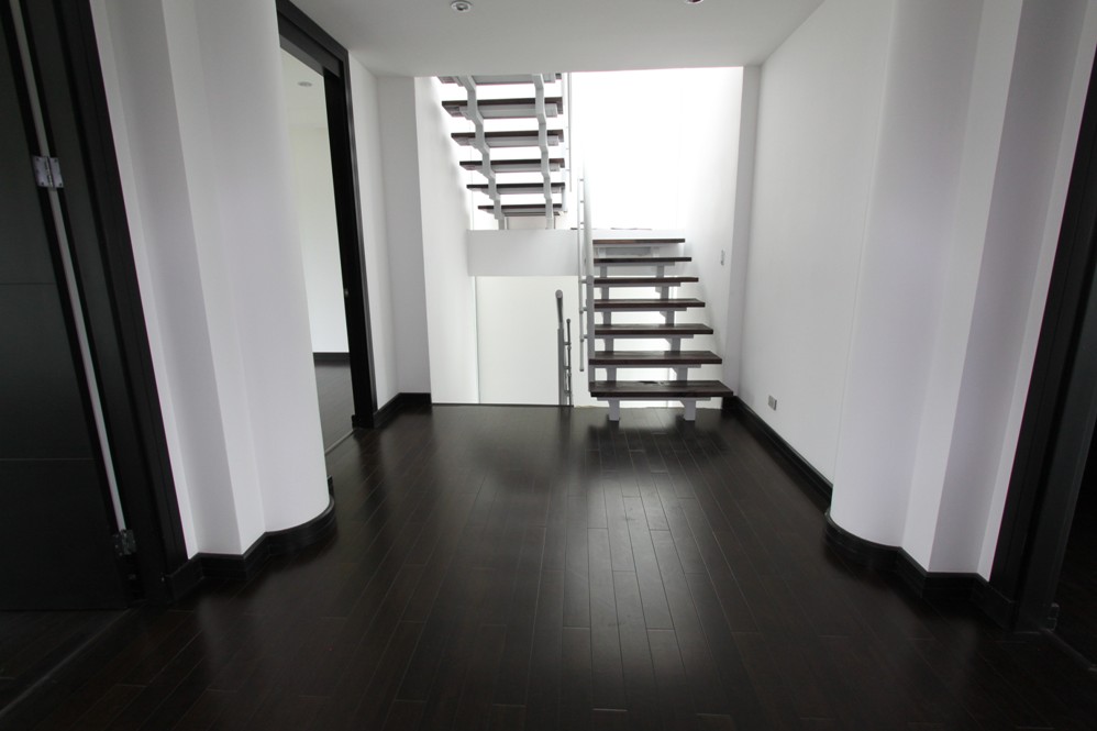 Sophisticated Contemporary Residence with Rooftop Views Near Multiplaza