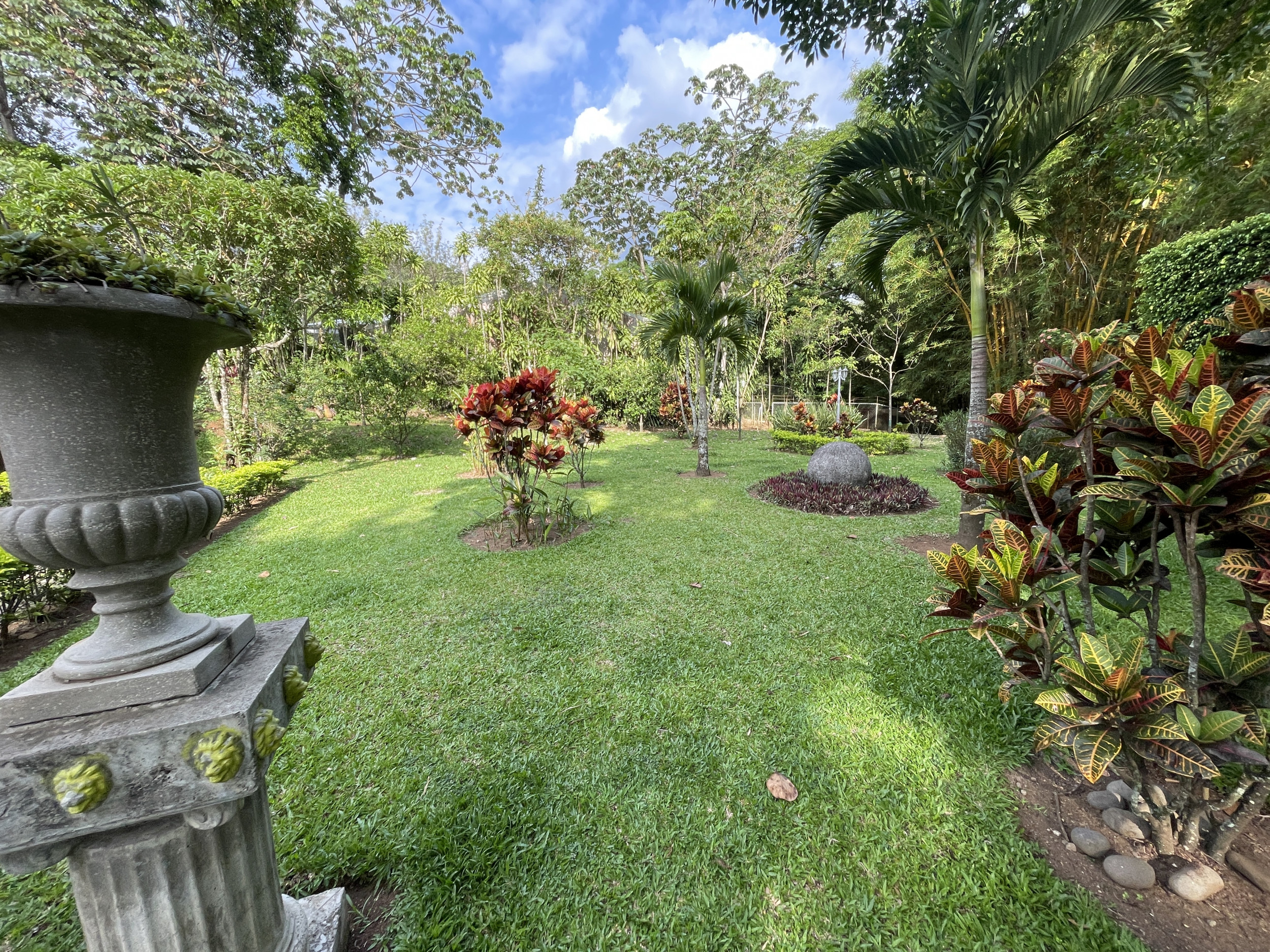 Serenity and Style: Captivating Single-Story Residence with Panoramic Garden Views in Central Ciudad Colón