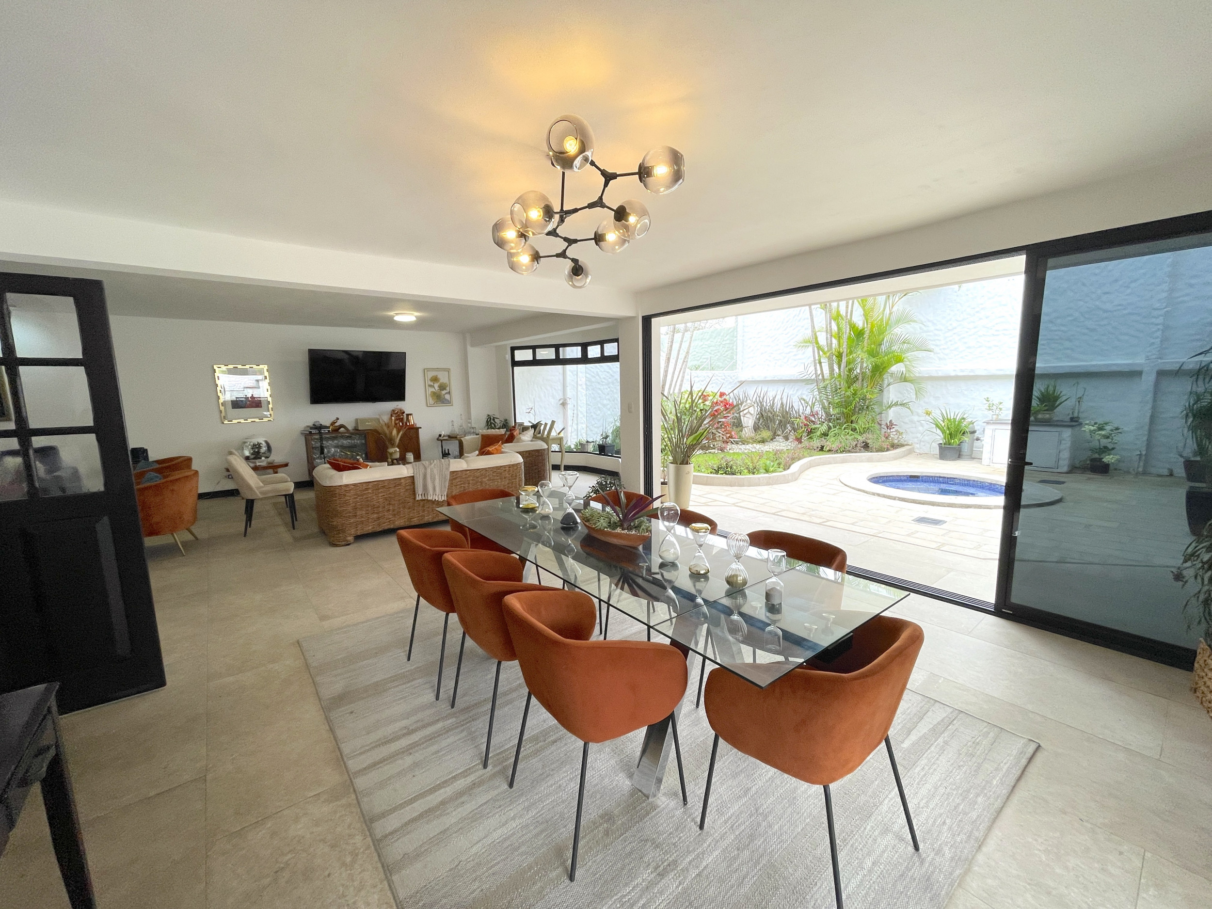 Ample House in Gated Community with 24/7 Security, Private Pool, and Jacuzzi in Escazu