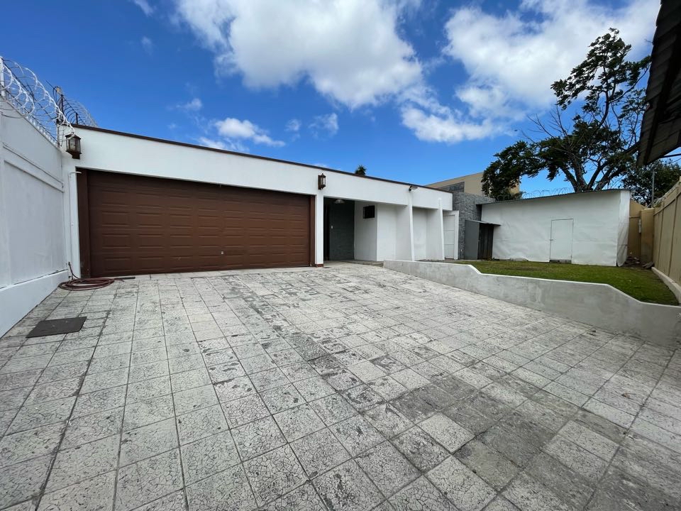 Elegant one-story house in Los Laureles de Escazu with a pool for your enjoyment SOLD
