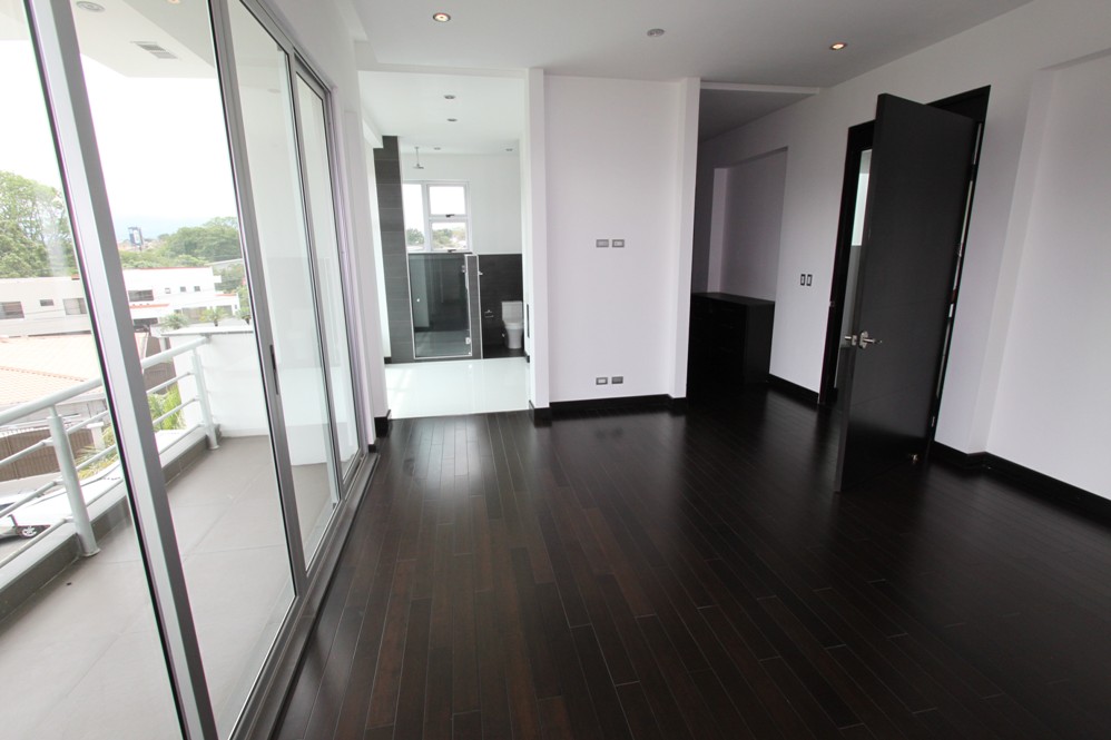 Contemporary 3-Level House with Rooftop in Escazu, Near Multiplaza and Distrito 4