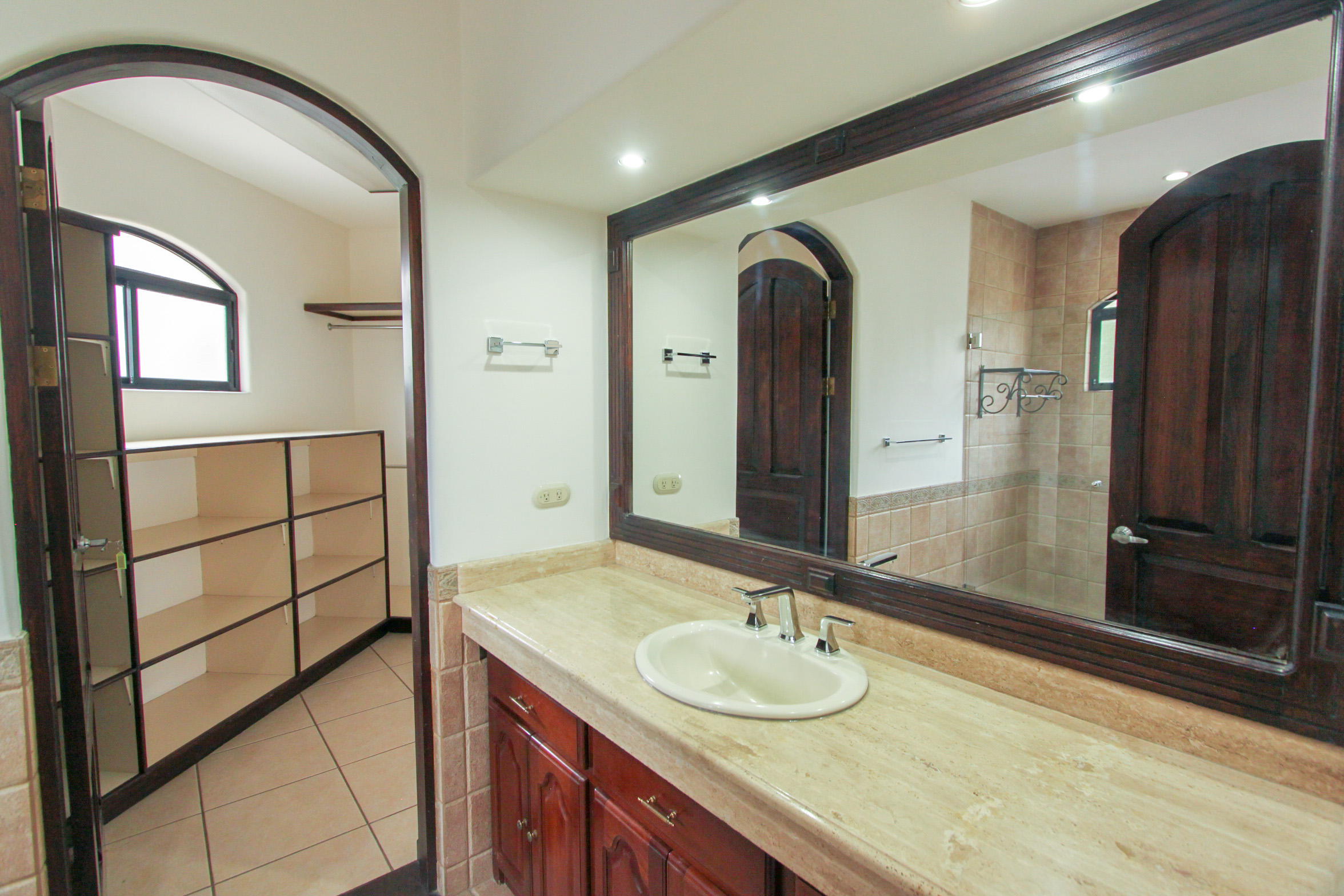 House for sale or rent, single-story, in the Bosques Lindora condominium, Santa Ana. RENTED