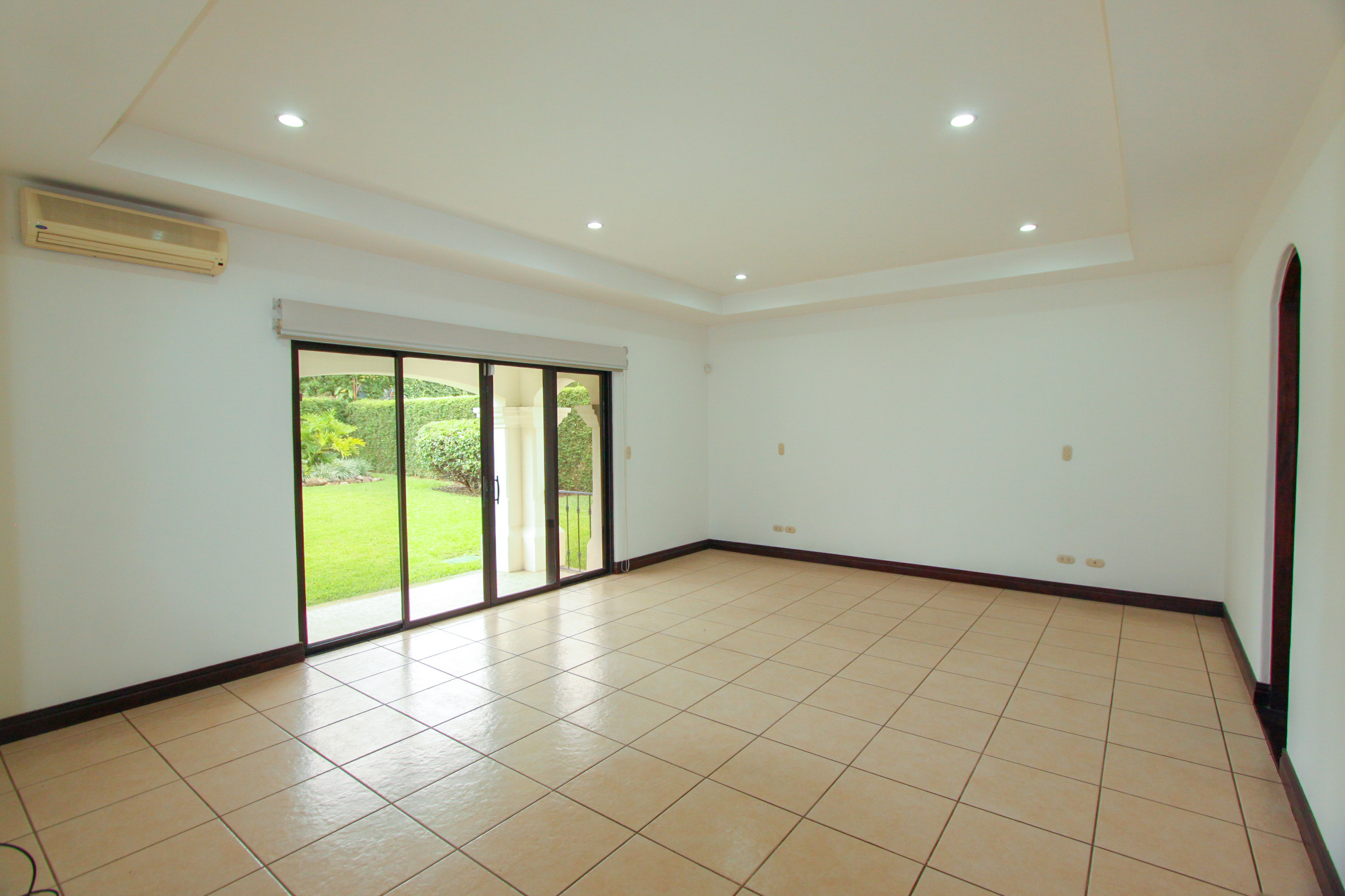 House for sale or rent, single-story, in the Bosques Lindora condominium, Santa Ana. RENTED