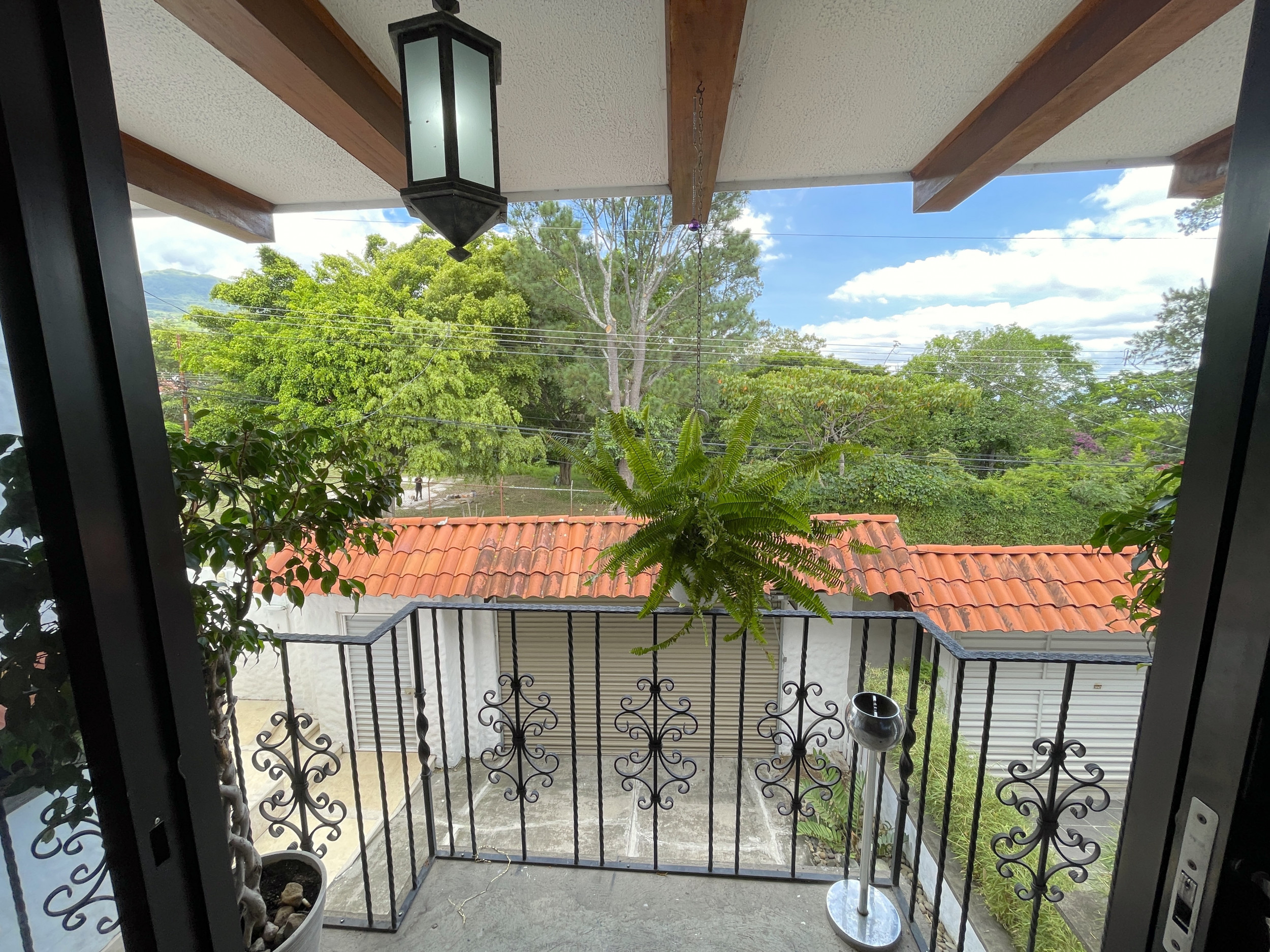 Ample House in Gated Community with 24/7 Security, Private Pool, and Jacuzzi in Escazu