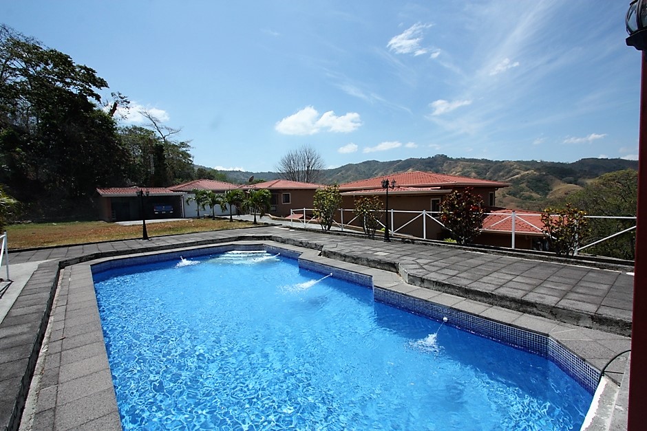 Ciudad Colon, property for sale with 4 houses, with 2,7 acres land