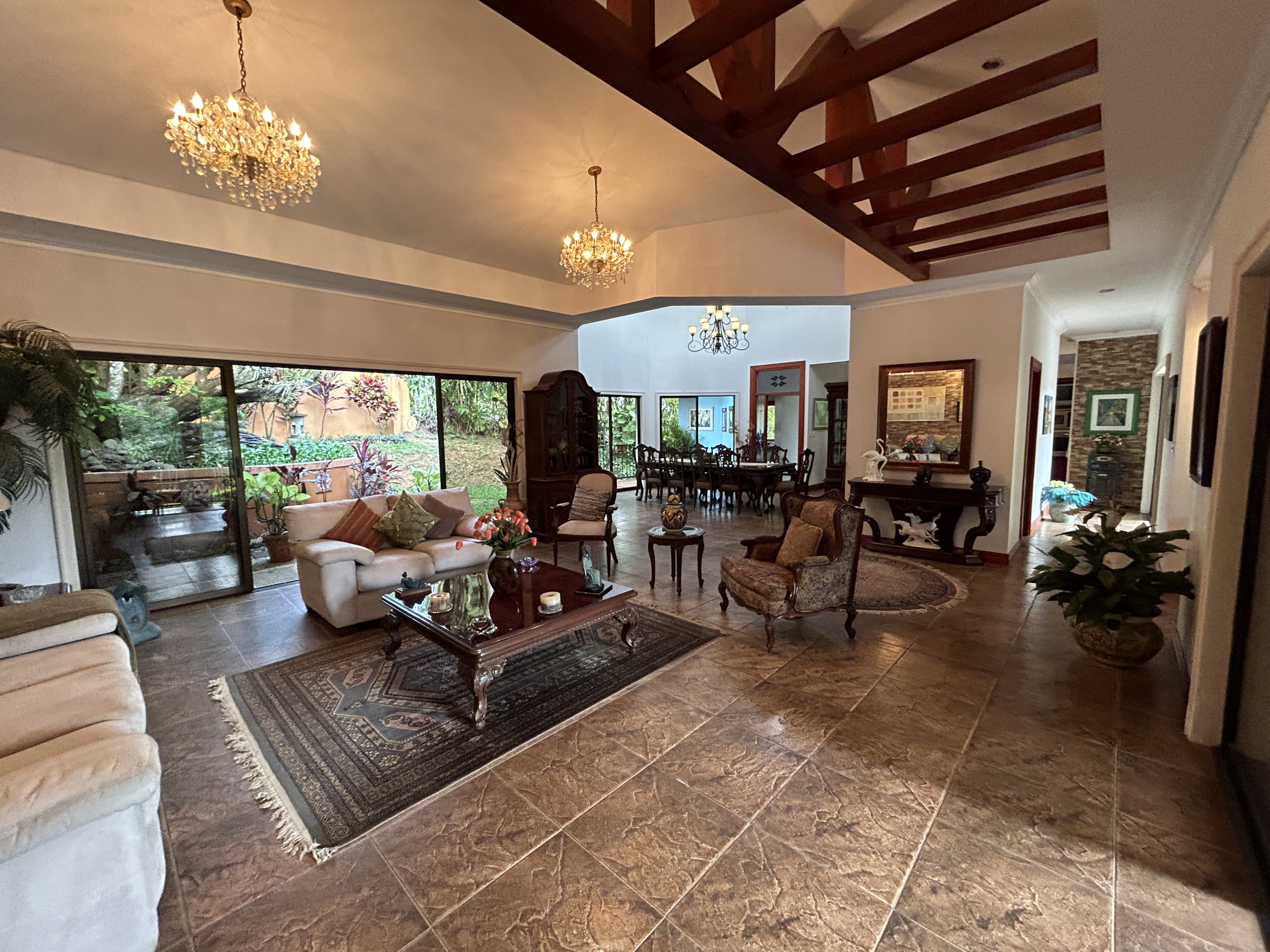 Serenity and Style: Captivating Single-Story Residence with Panoramic Garden Views in Central Ciudad Colón
