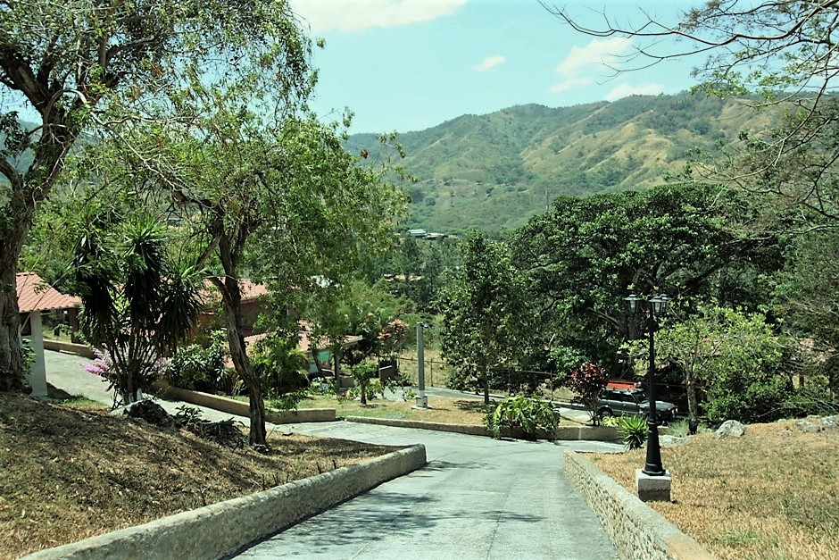 Ciudad Colon, property for sale with 4 houses, with 2,7 acres land