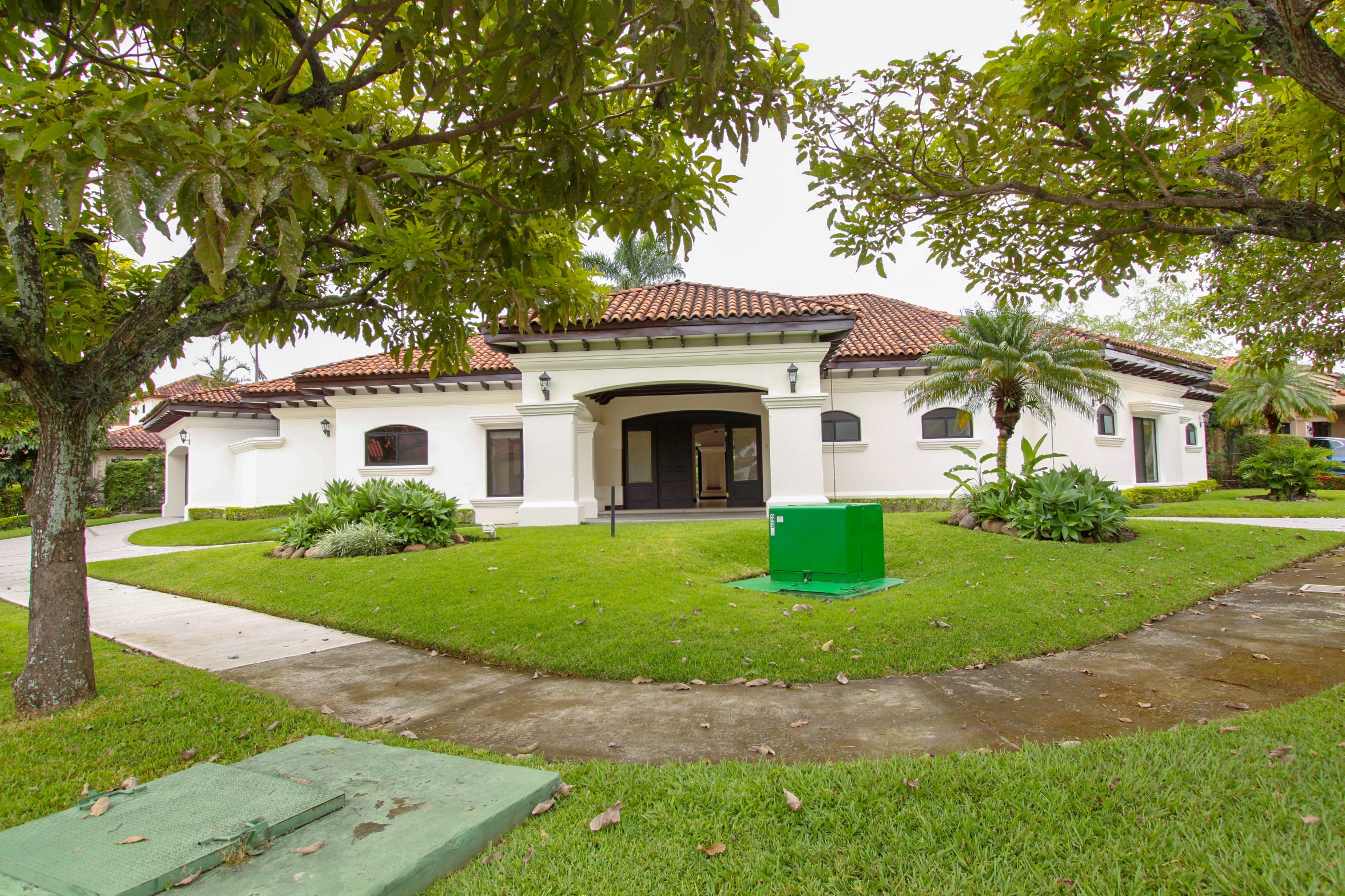 House for sale or rent, single-story, in the Bosques Lindora condominium, Santa Ana. RENTED