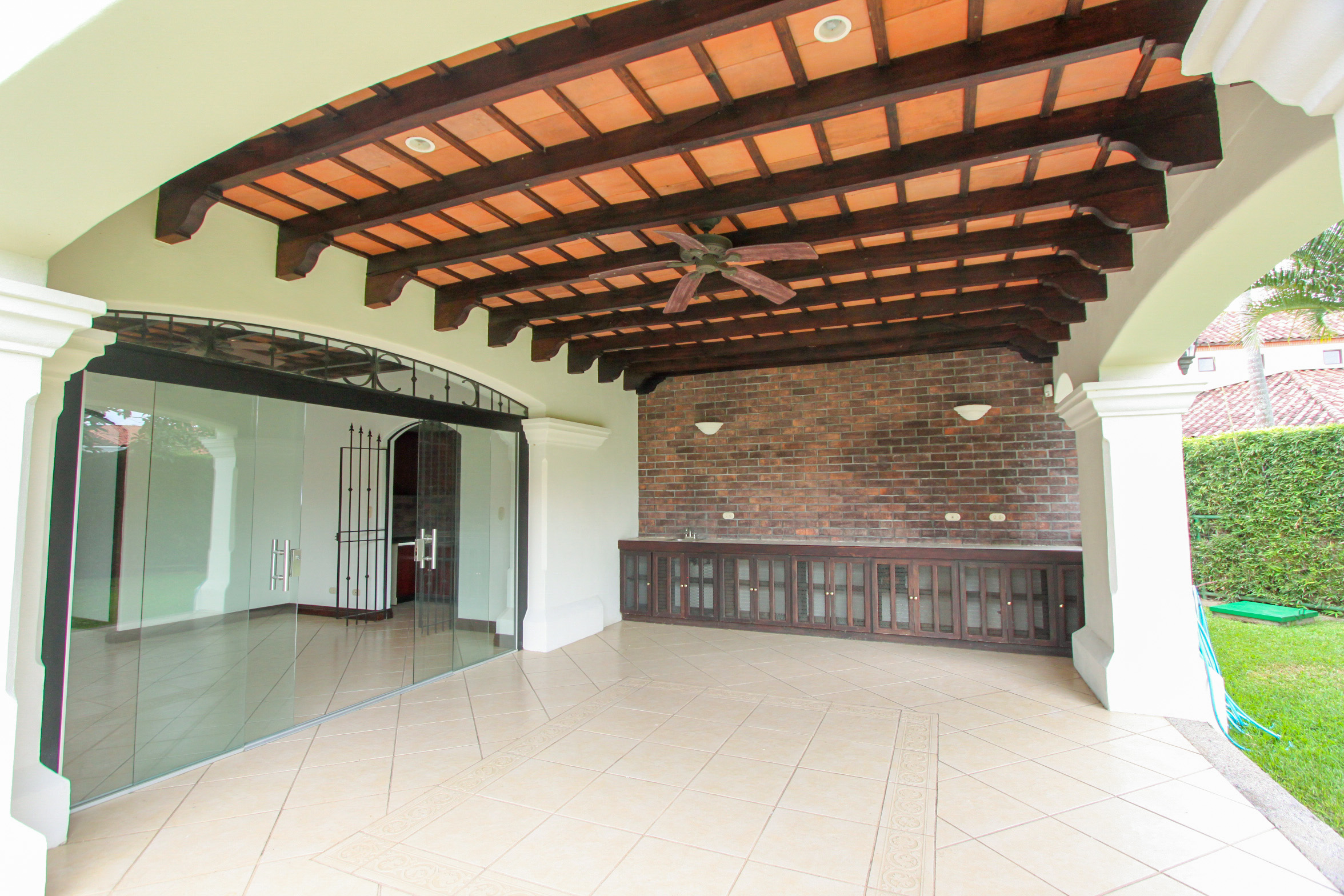 House for sale or rent, single-story, in the Bosques Lindora condominium, Santa Ana. RENTED