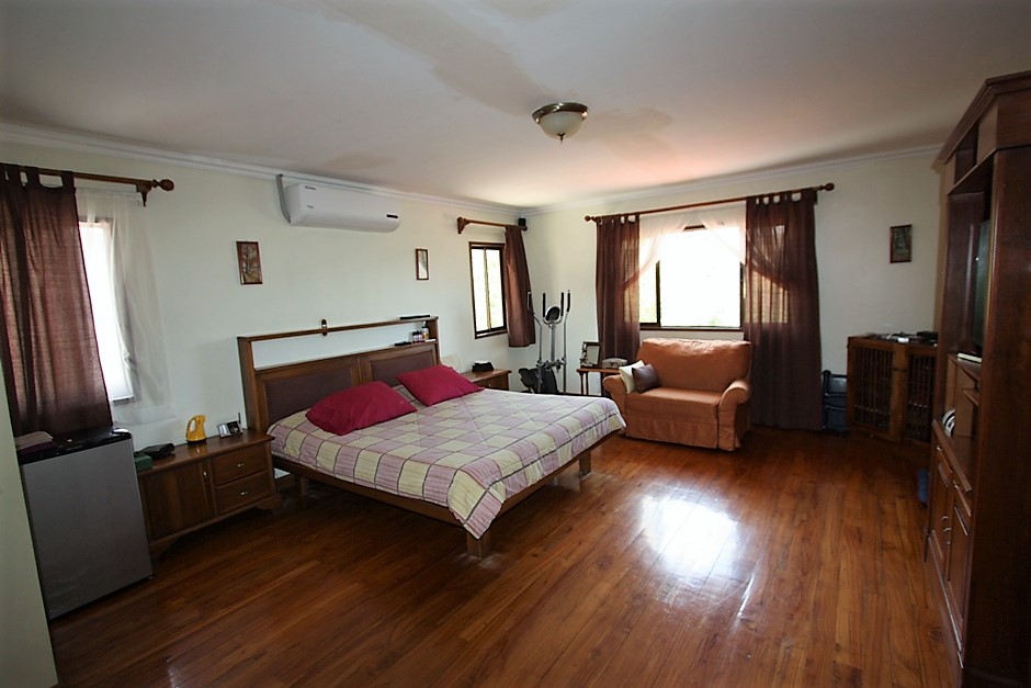Ciudad Colon, property for sale with 4 houses, with 2,7 acres land