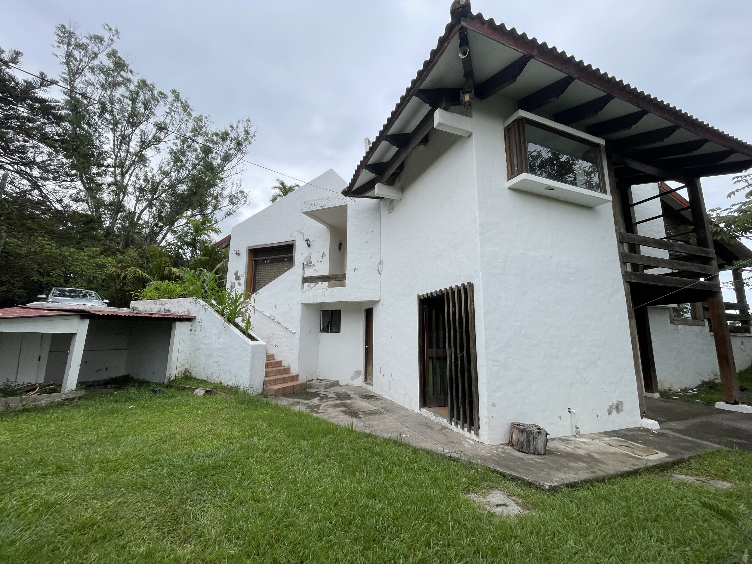 Guachipelin Escazú Fixer Upper home with views to the mountains SOLD