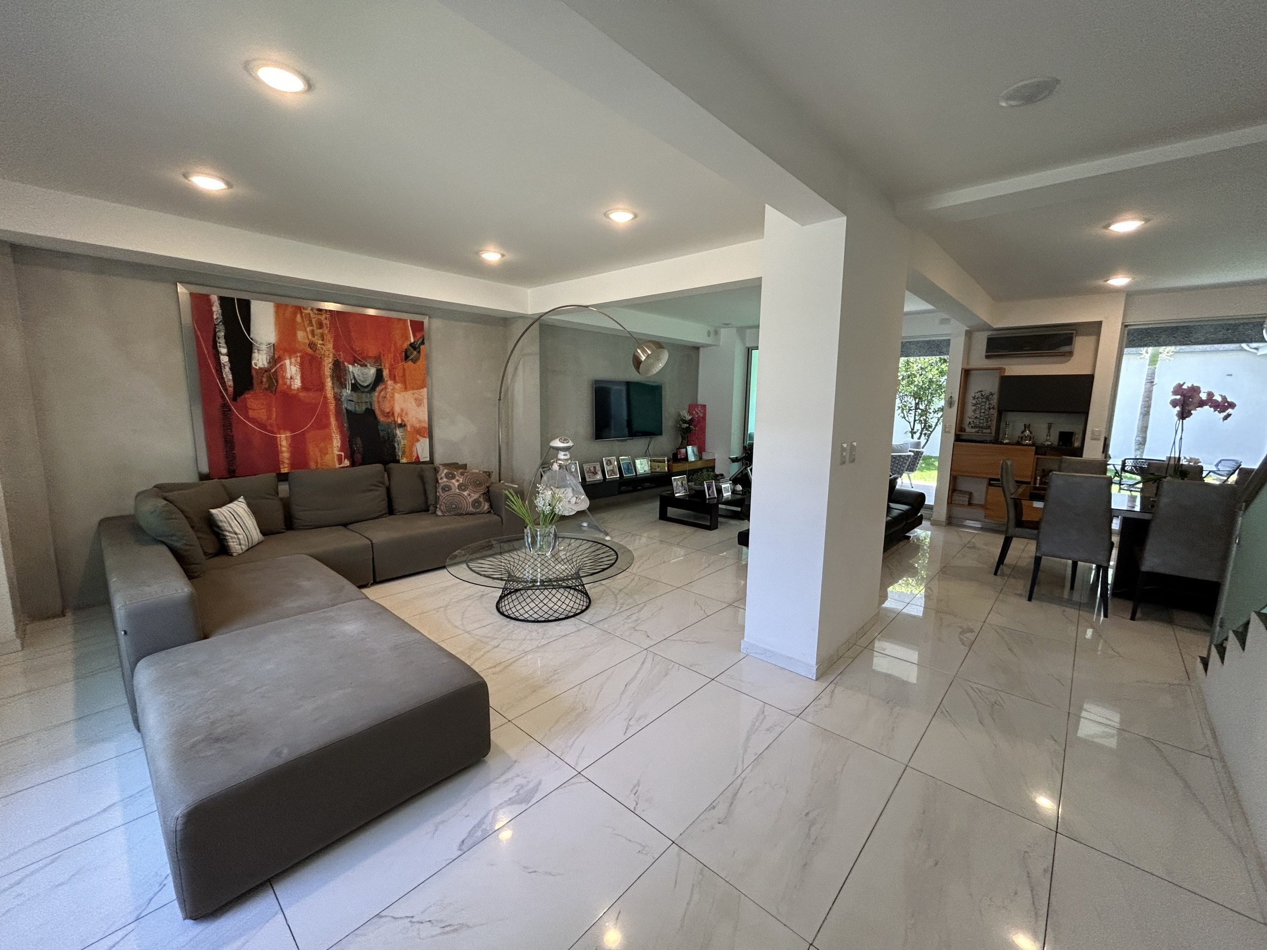Contemporary House for Sale in Gated Community in Santa Ana