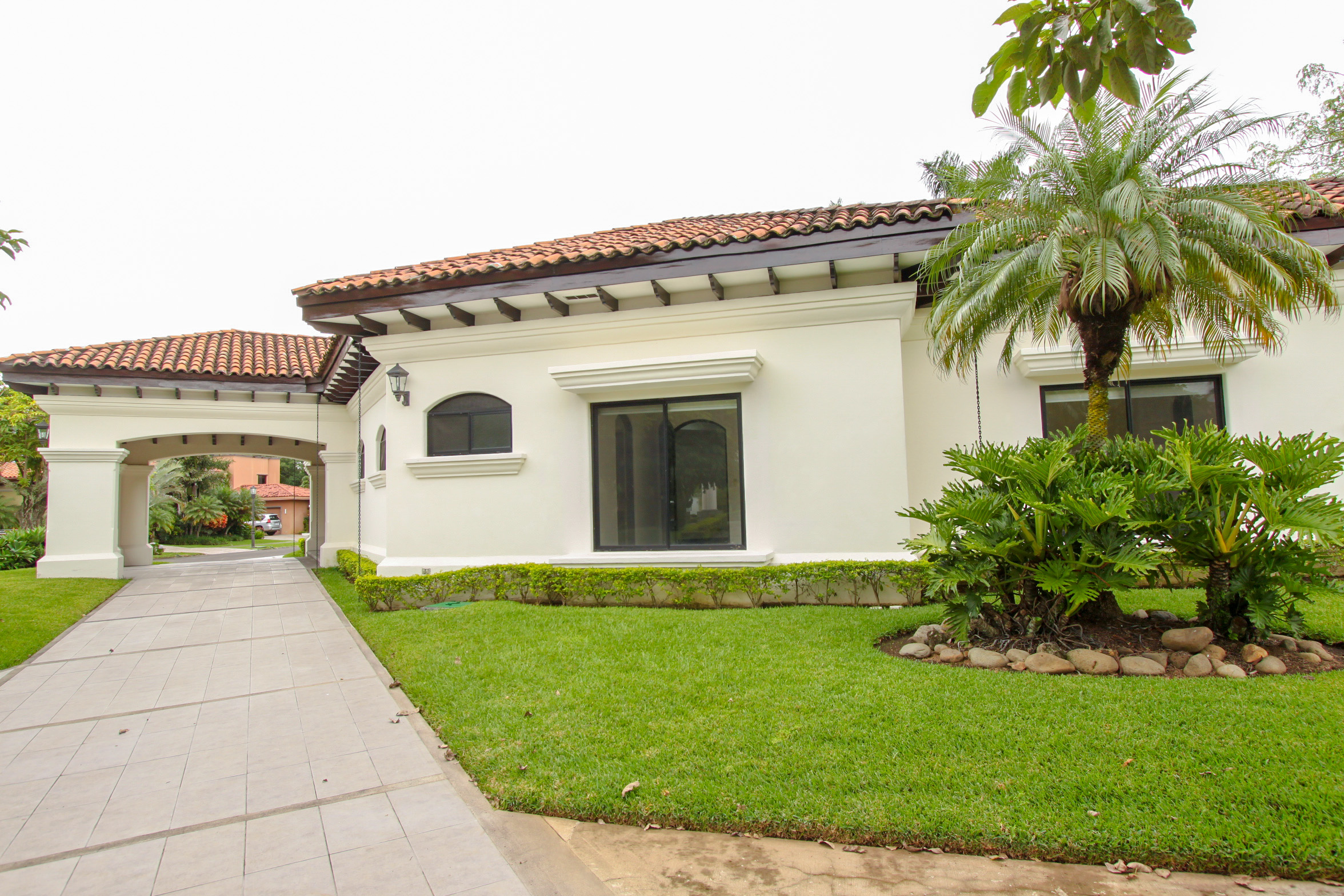 House for sale or rent, single-story, in the Bosques Lindora condominium, Santa Ana. RENTED