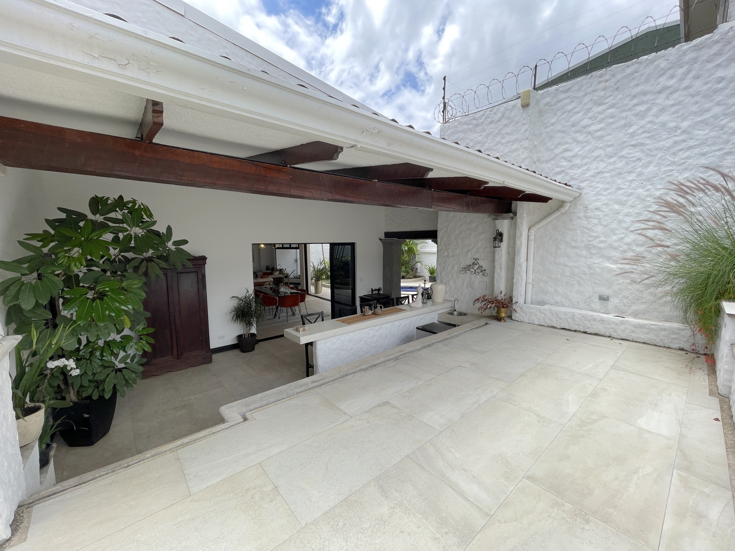 Ample House in Gated Community with 24/7 Security, Private Pool, and Jacuzzi in Escazu