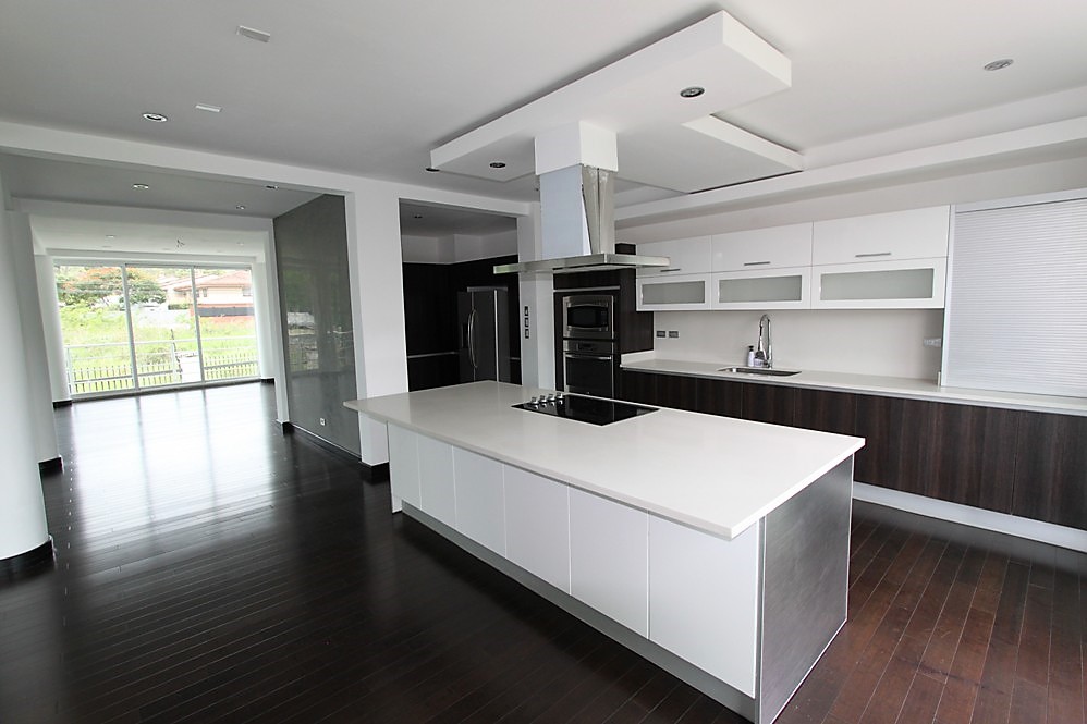 Contemporary 3-Level House with Rooftop in Escazu, Near Multiplaza and Distrito 4