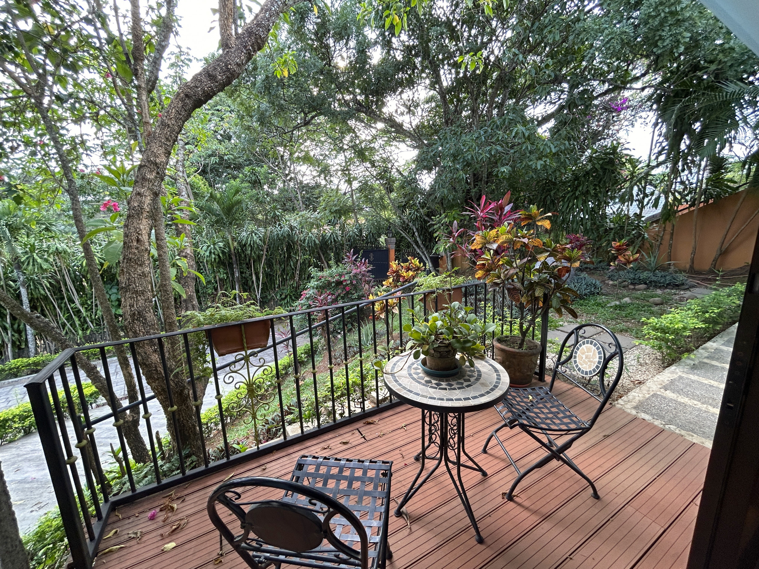 Serenity and Style: Captivating Single-Story Residence with Panoramic Garden Views in Central Ciudad Colón