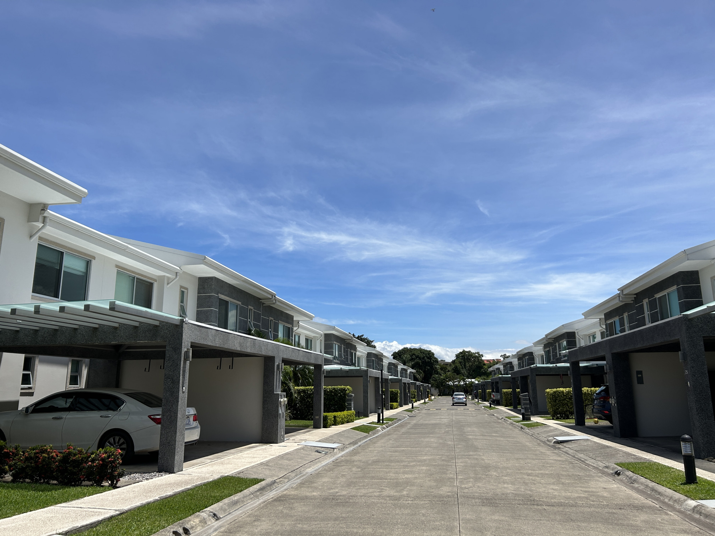 Contemporary House for Sale in Gated Community in Santa Ana