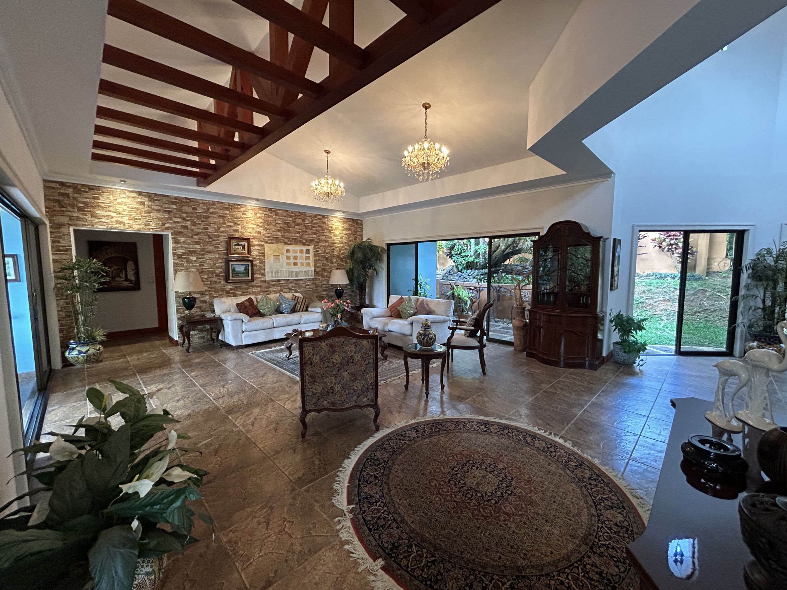 Serenity and Style: Captivating Single-Story Residence with Panoramic Garden Views in Central Ciudad Colón