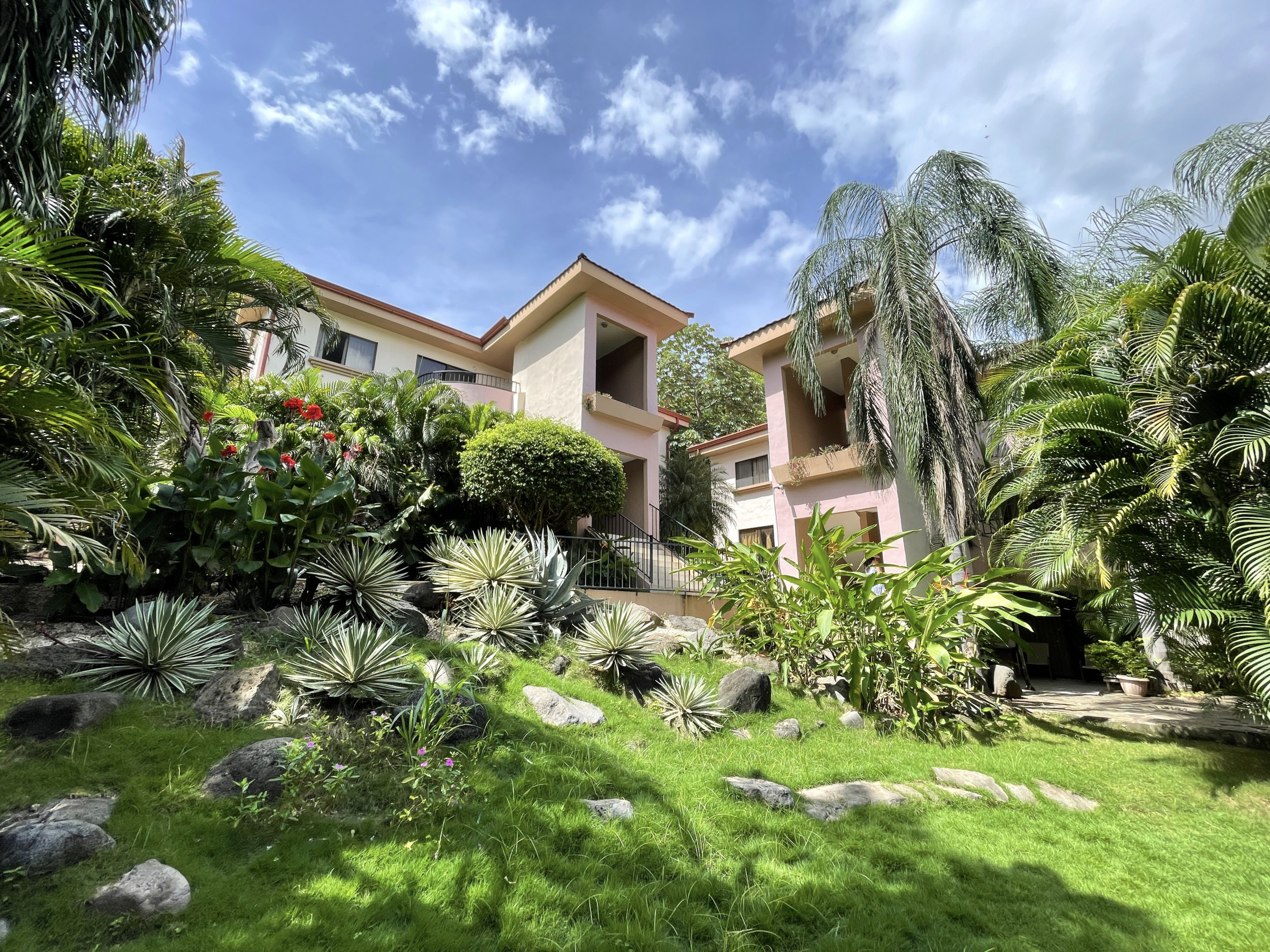 Luxury living near Playa del Coco and Ocotal