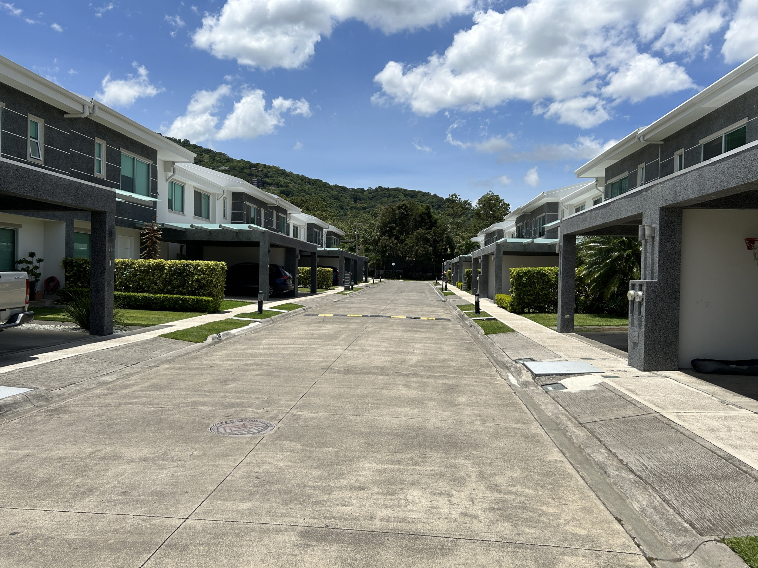 Contemporary House for Sale in Gated Community in Santa Ana