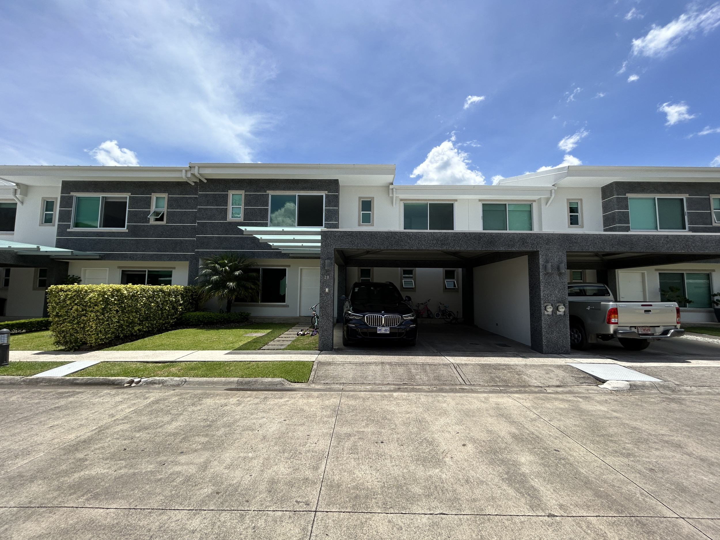 Contemporary House for Sale in Gated Community in Santa Ana