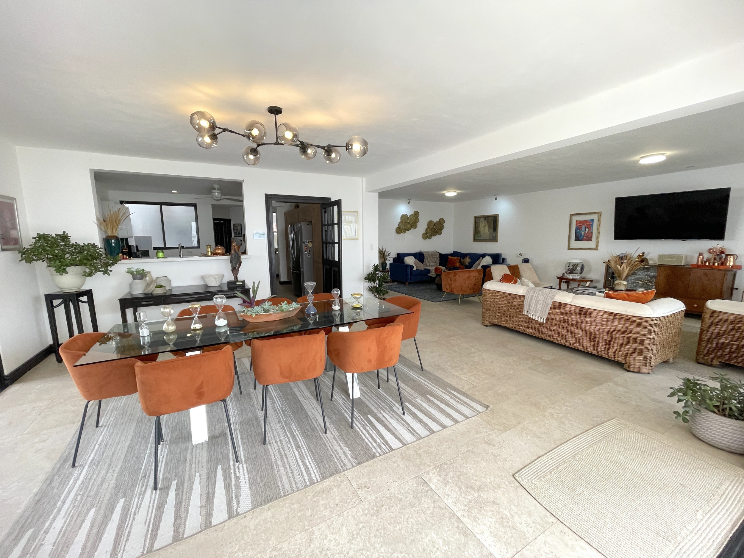 Ample House in Gated Community with 24/7 Security, Private Pool, and Jacuzzi in Escazu