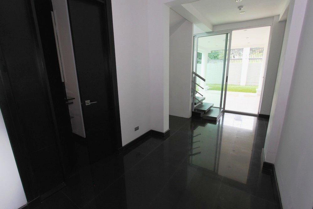 Contemporary 3-Level House with Rooftop in Escazu, Near Multiplaza and Distrito 4