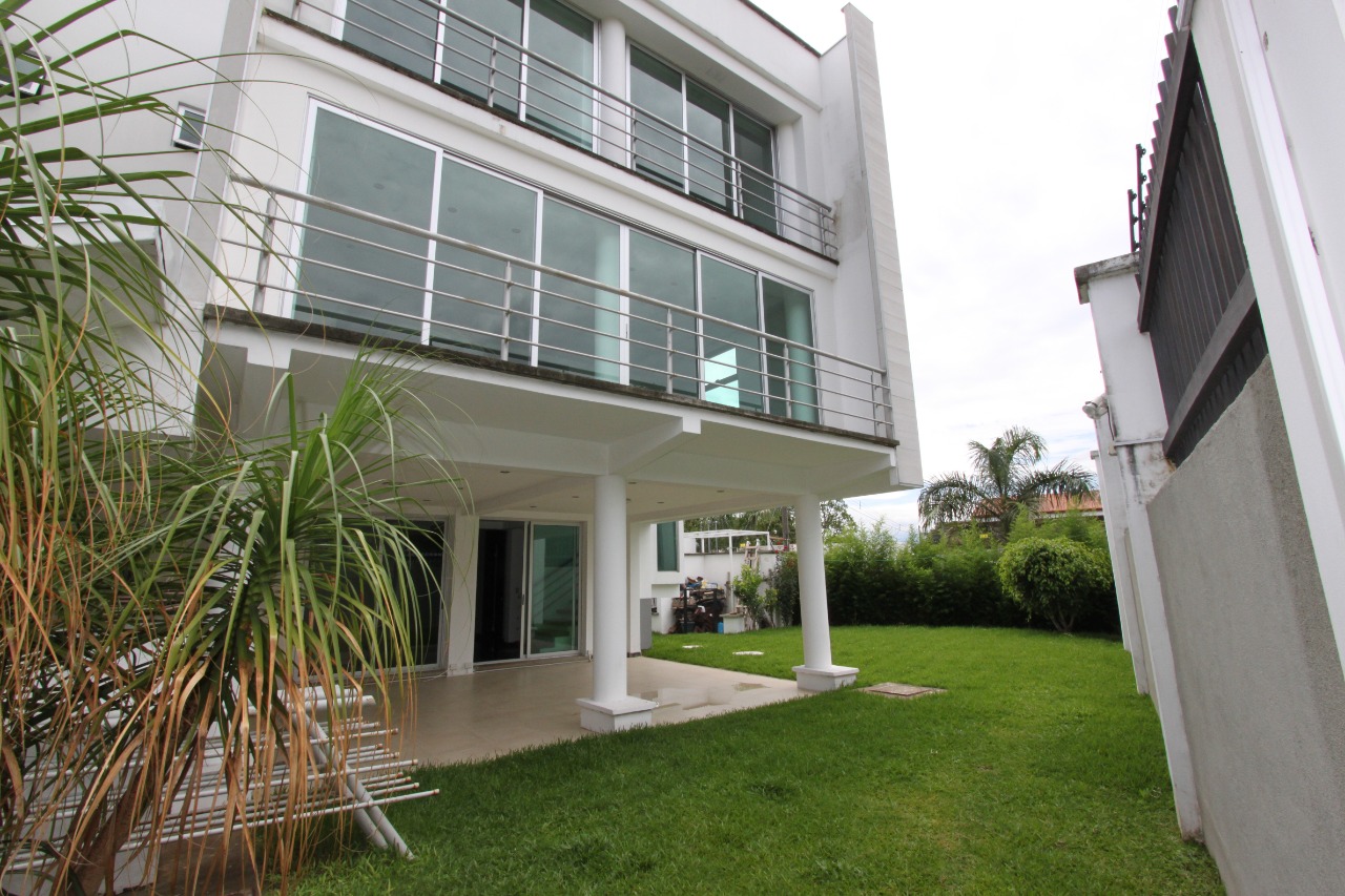 Sophisticated Contemporary Residence with Rooftop Views Near Multiplaza