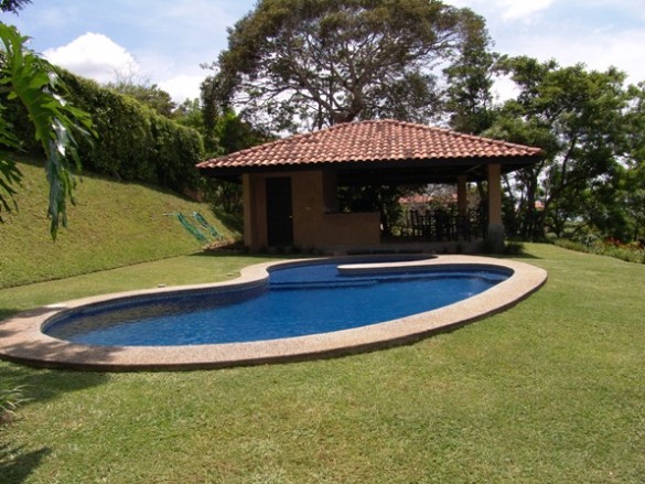 Serene Mountainside Retreat: Modern Luxury in Brasil de Mora