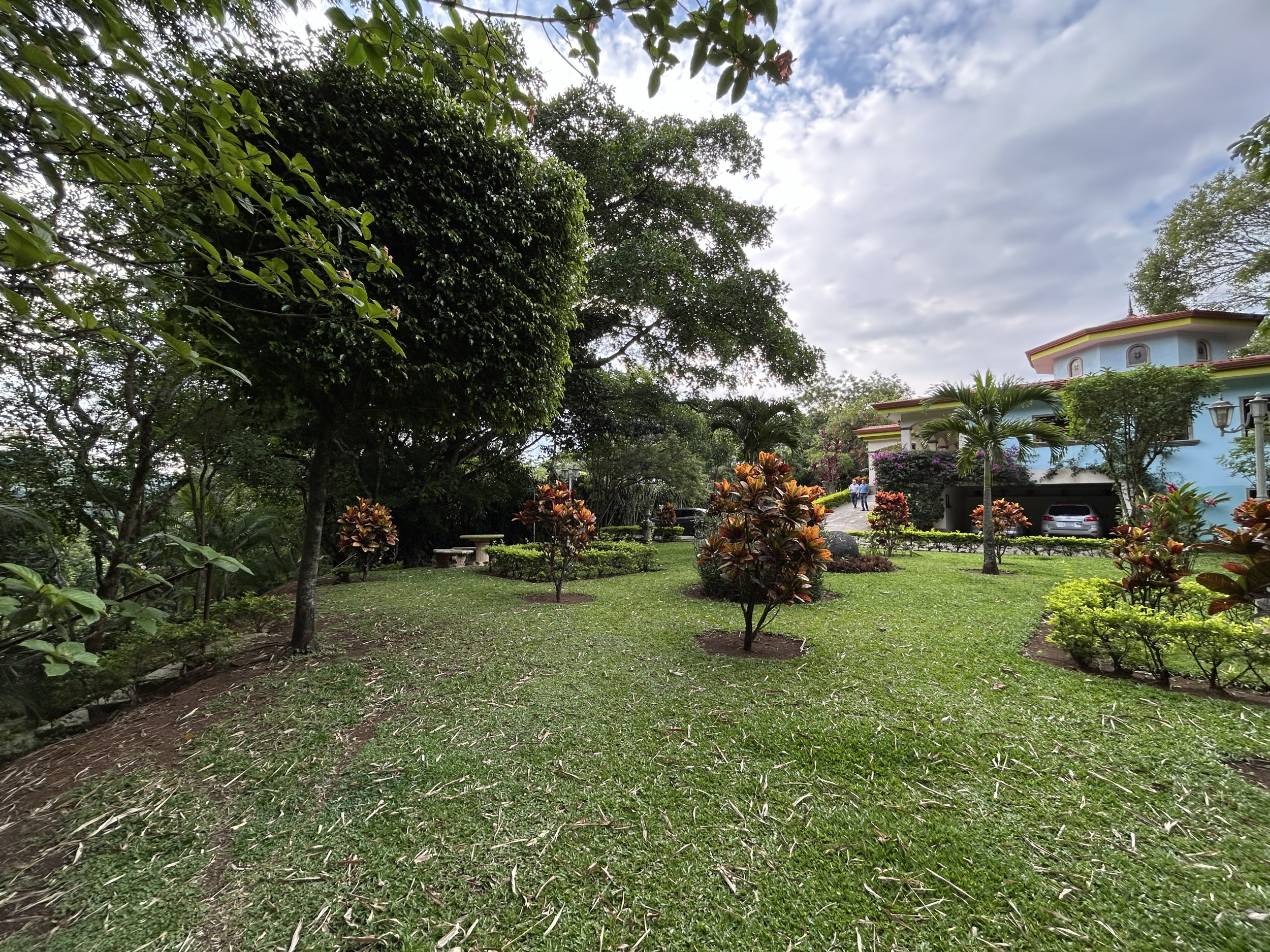 Serenity and Style: Captivating Single-Story Residence with Panoramic Garden Views in Central Ciudad Colón