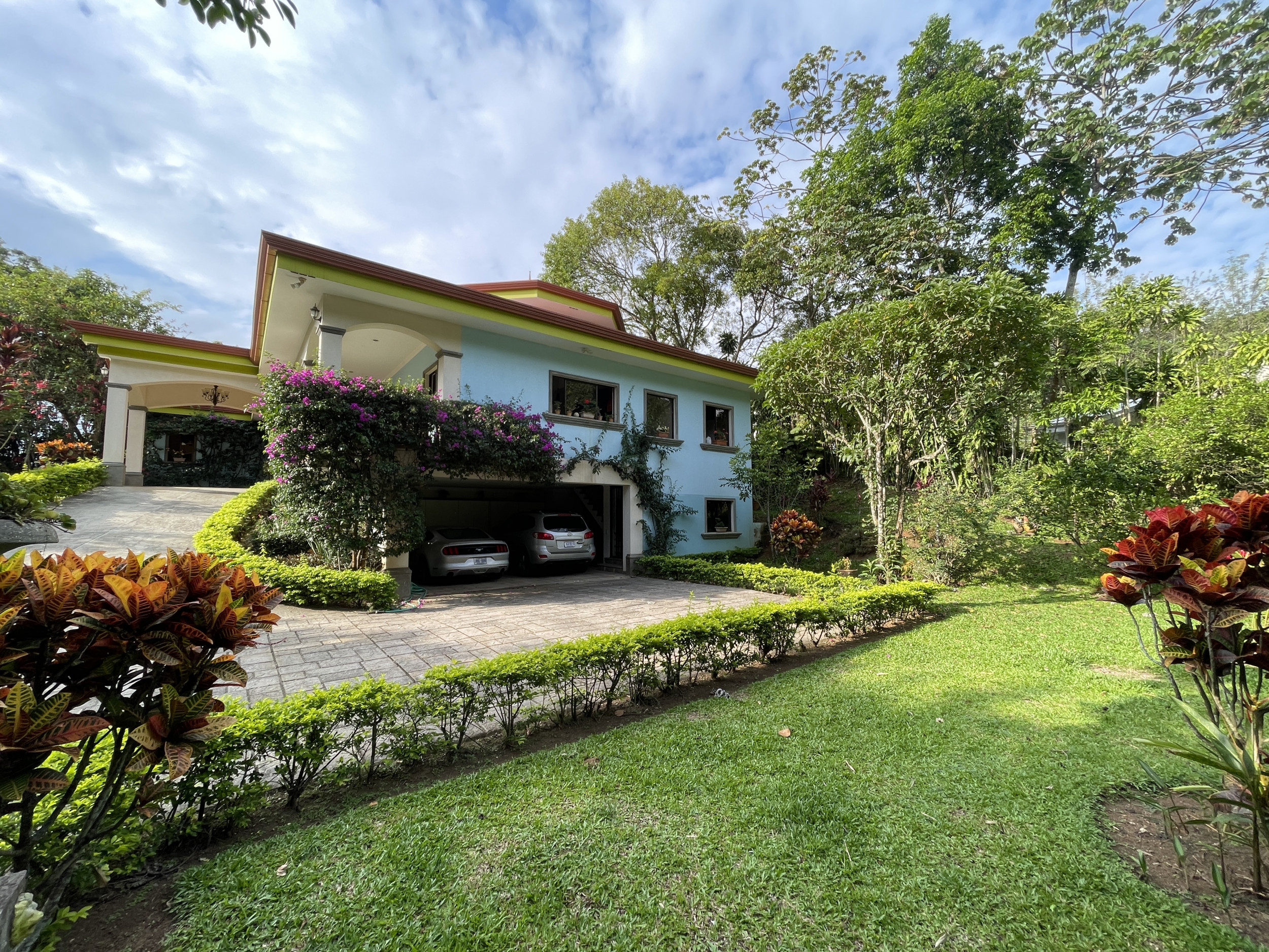 Serenity and Style: Captivating Single-Story Residence with Panoramic Garden Views in Central Ciudad Colón