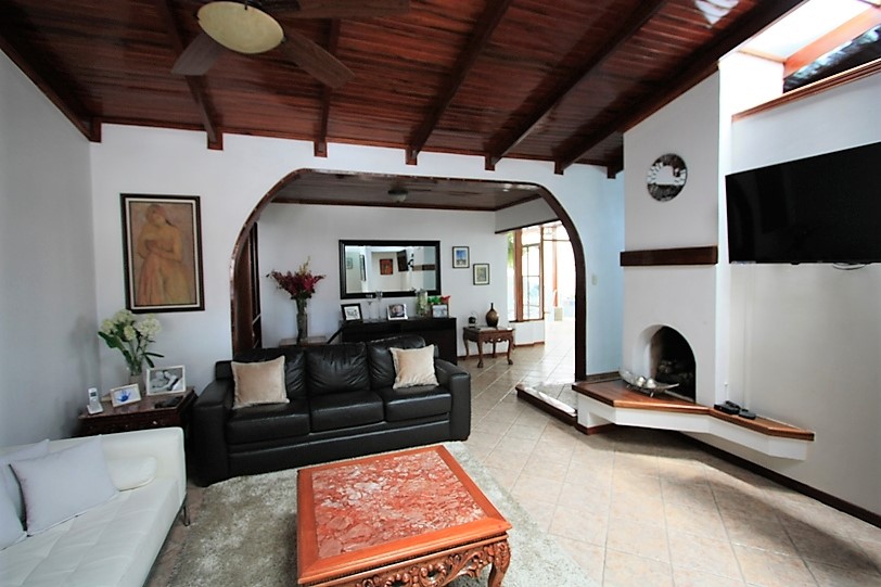 Elegant one-story house in Los Laureles de Escazu with a pool for your enjoyment SOLD