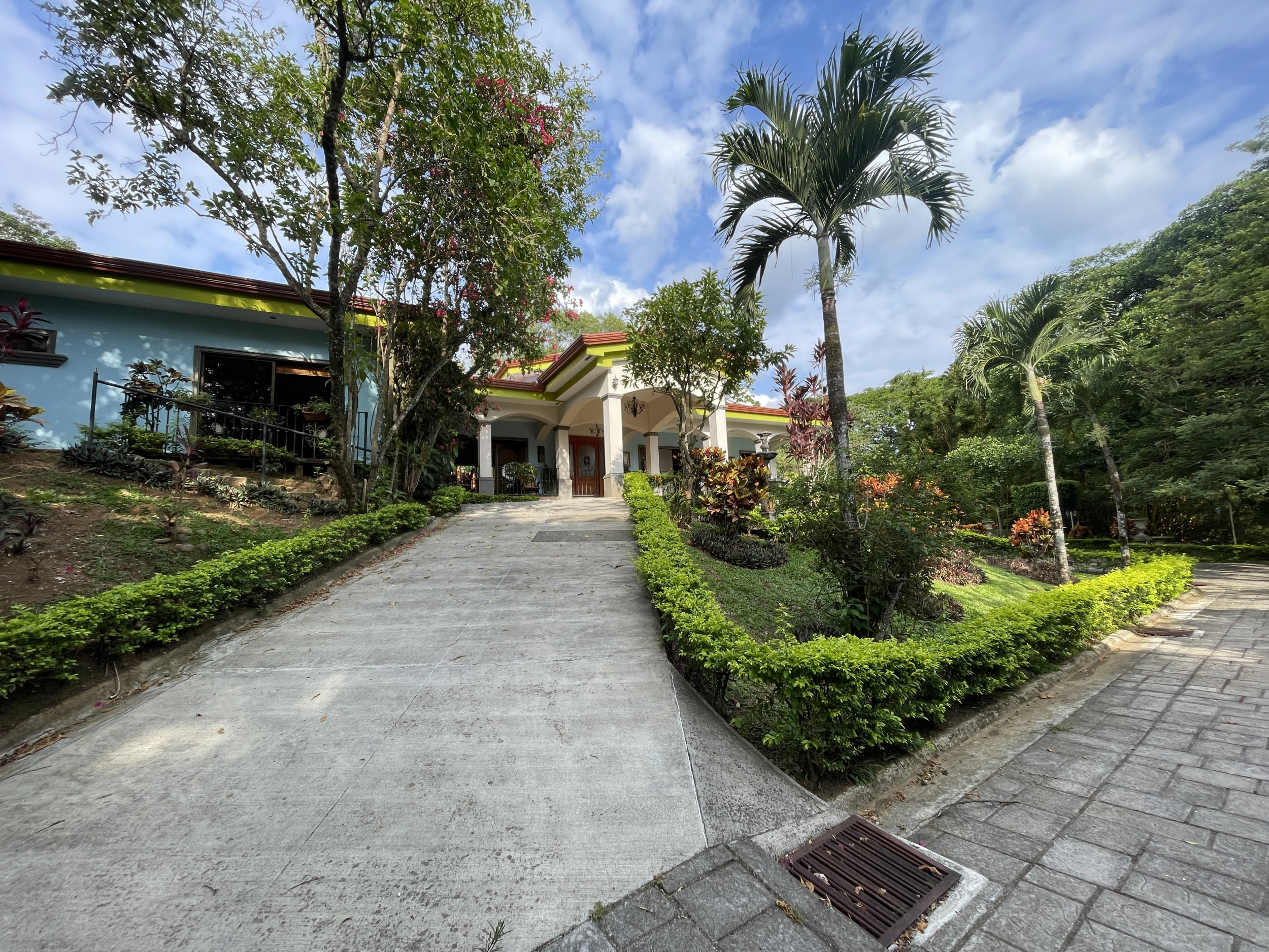 Serenity and Style: Captivating Single-Story Residence with Panoramic Garden Views in Central Ciudad Colón