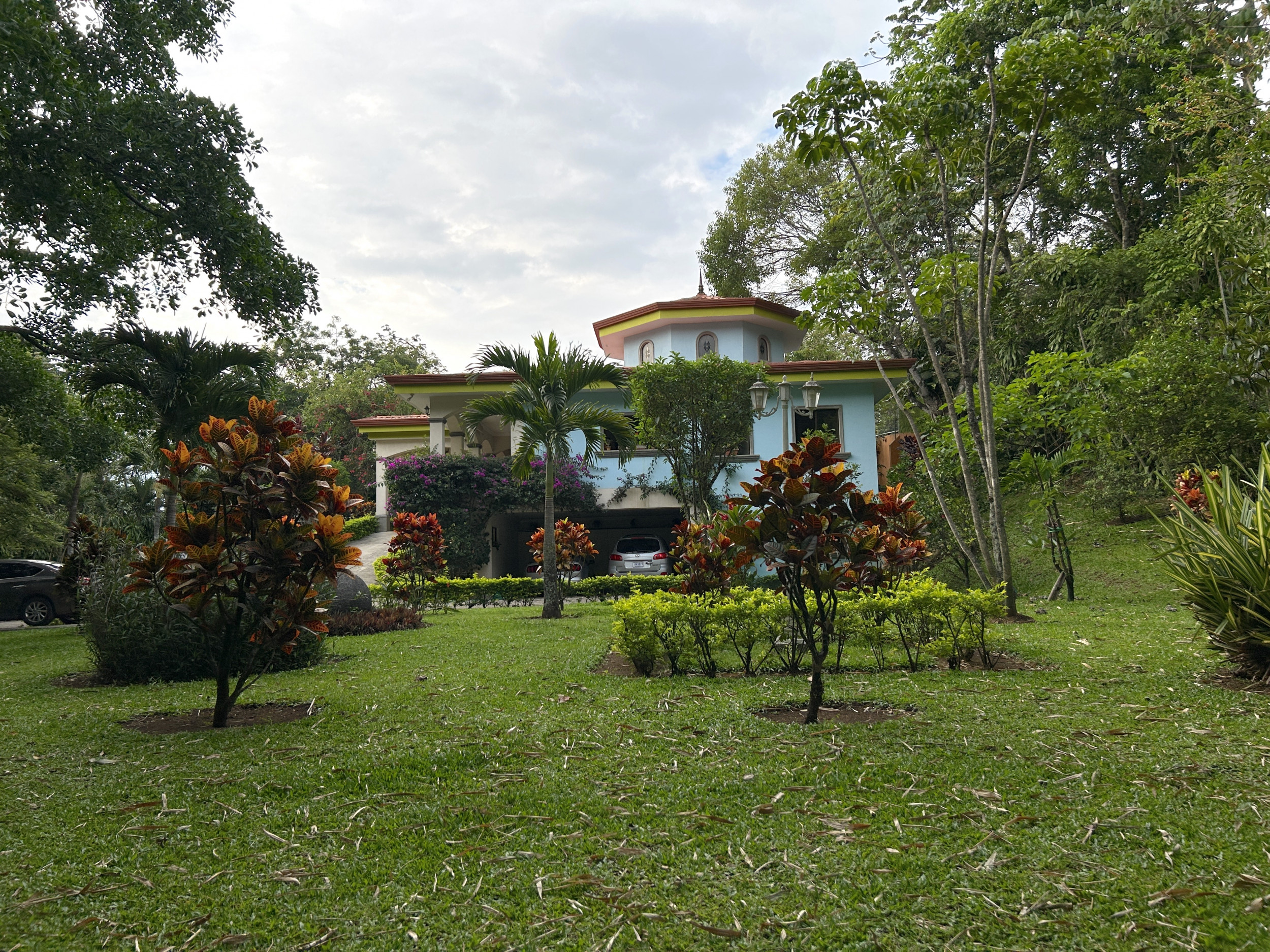 Serenity and Style: Captivating Single-Story Residence with Panoramic Garden Views in Central Ciudad Colón